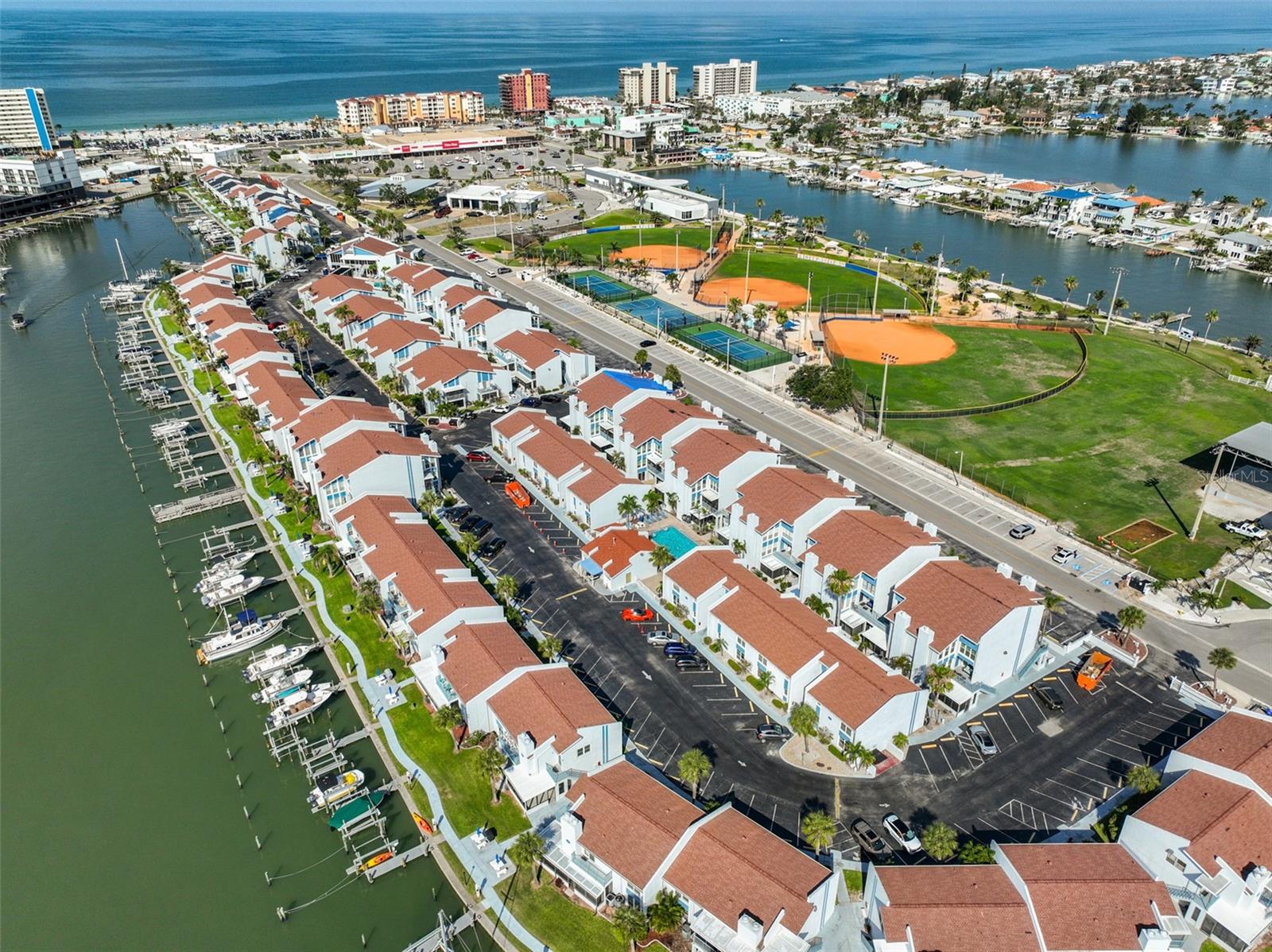 Listing photo id 38 for 230 Medallion Boulevard F