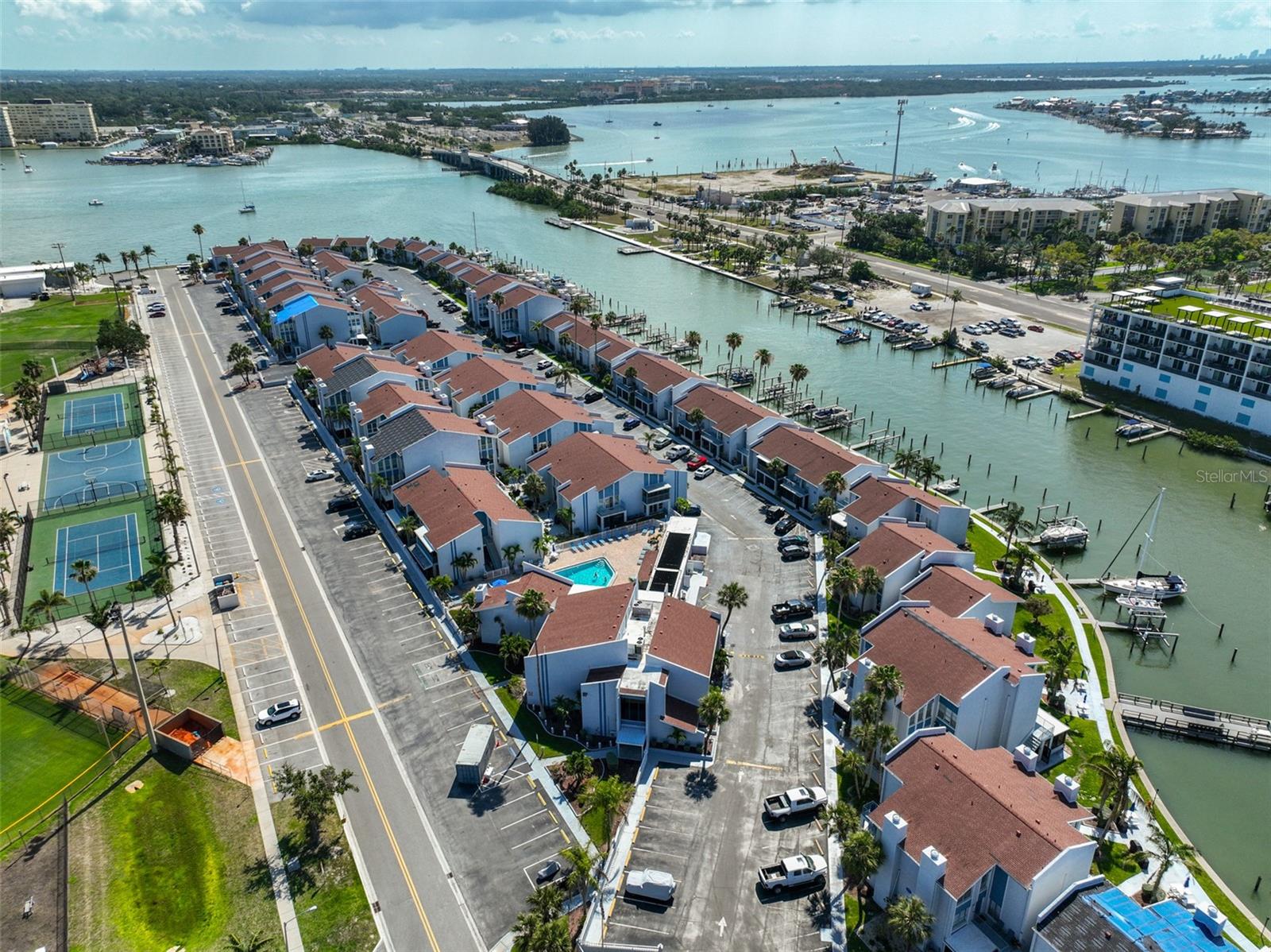 Listing photo id 43 for 230 Medallion Boulevard F