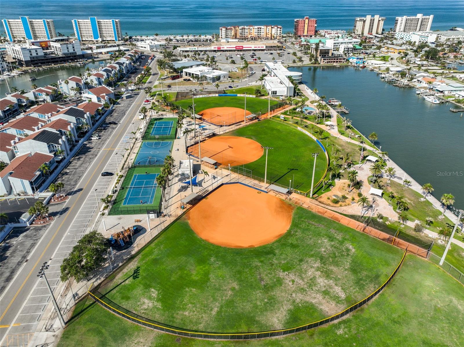 Listing photo id 45 for 230 Medallion Boulevard F