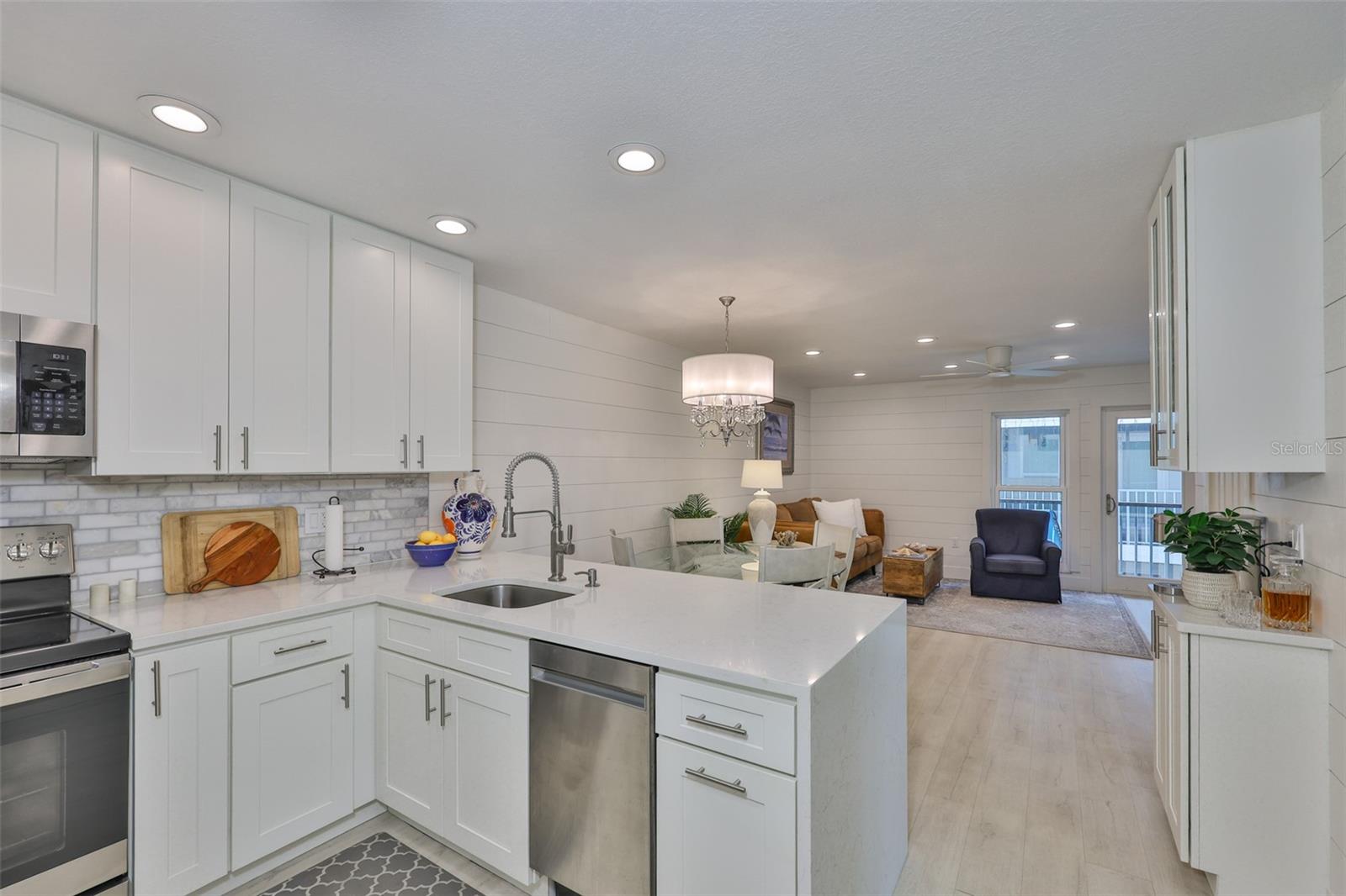 Listing photo id 3 for 230 Medallion Boulevard F