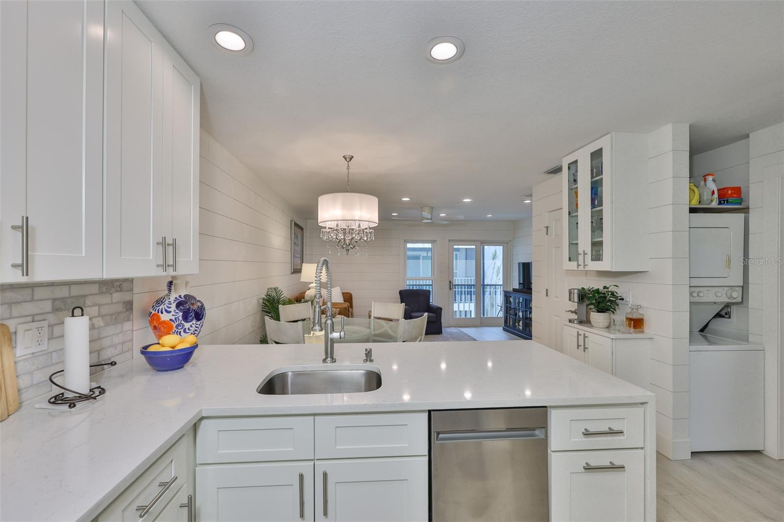 Listing photo id 4 for 230 Medallion Boulevard F