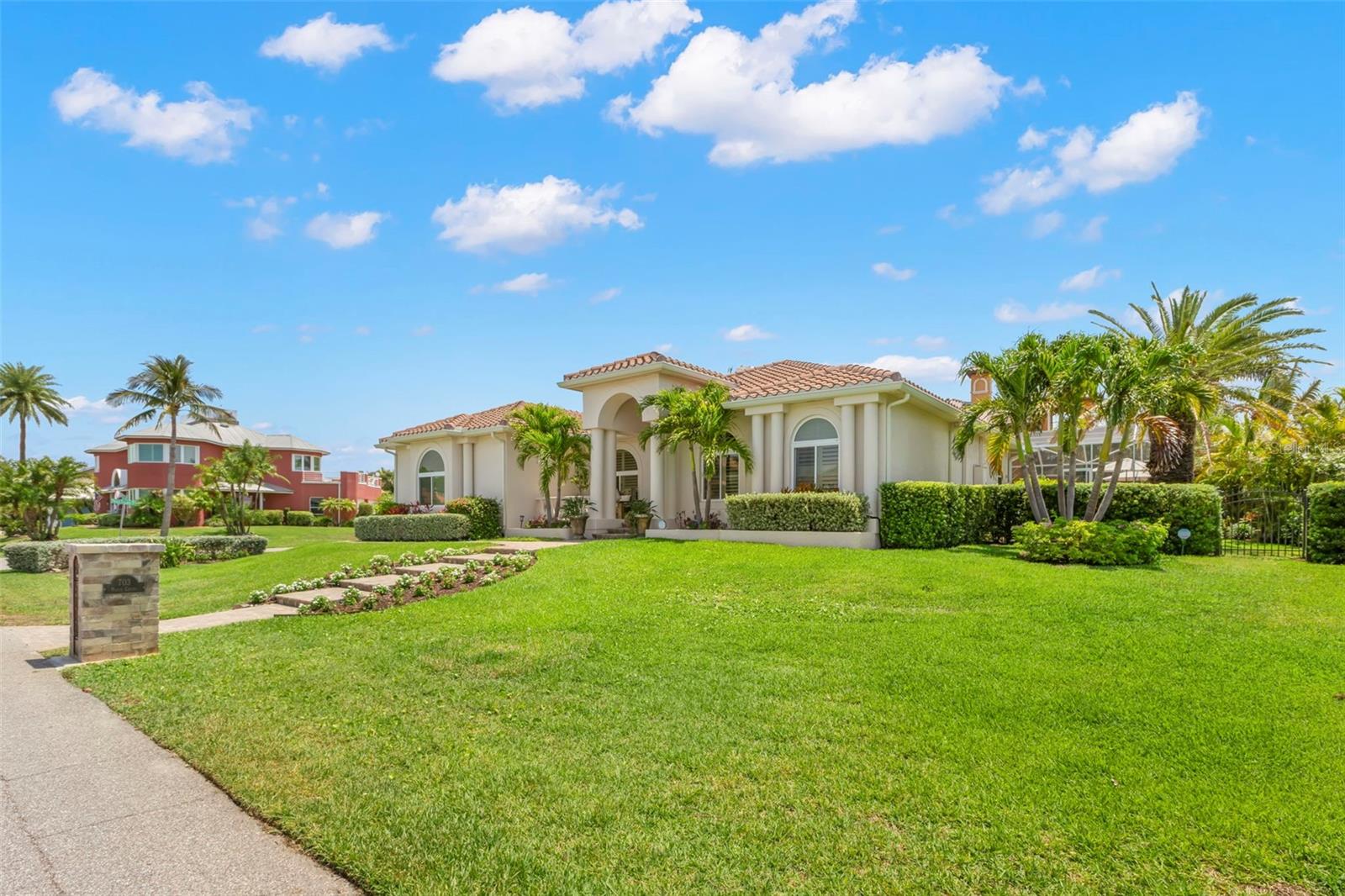 Listing photo id 0 for 703 Monte Cristo Boulevard