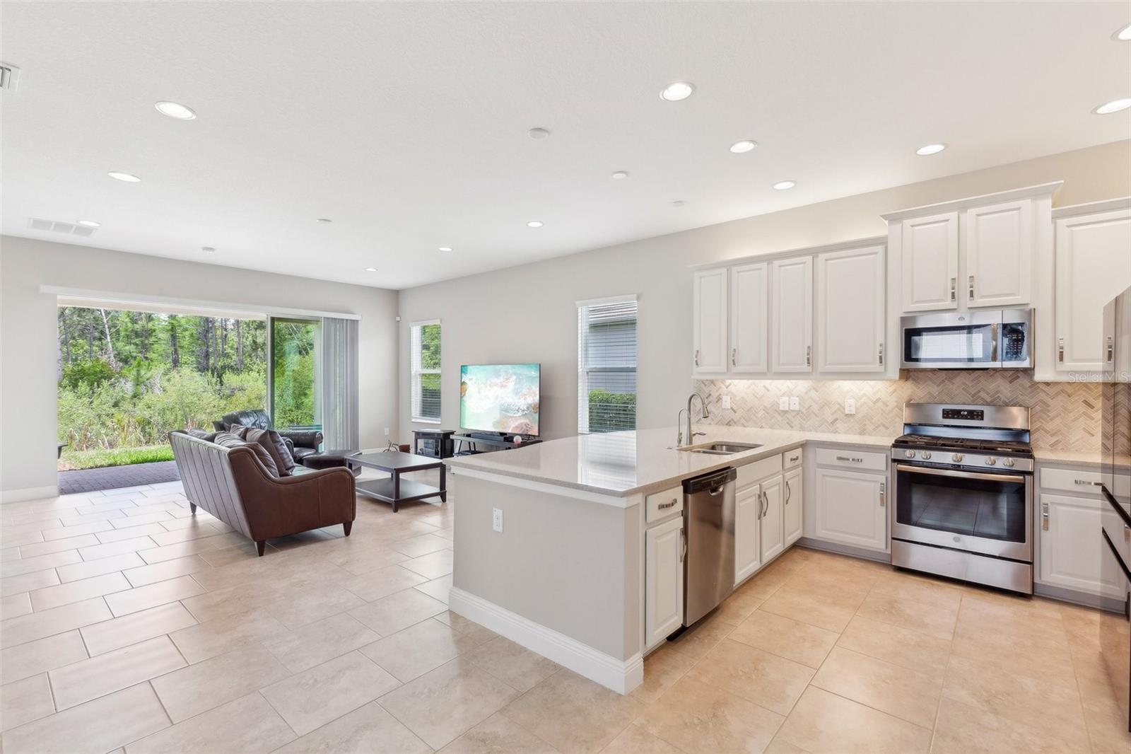 Image 8 of 44 For 30764 Lindentree Drive