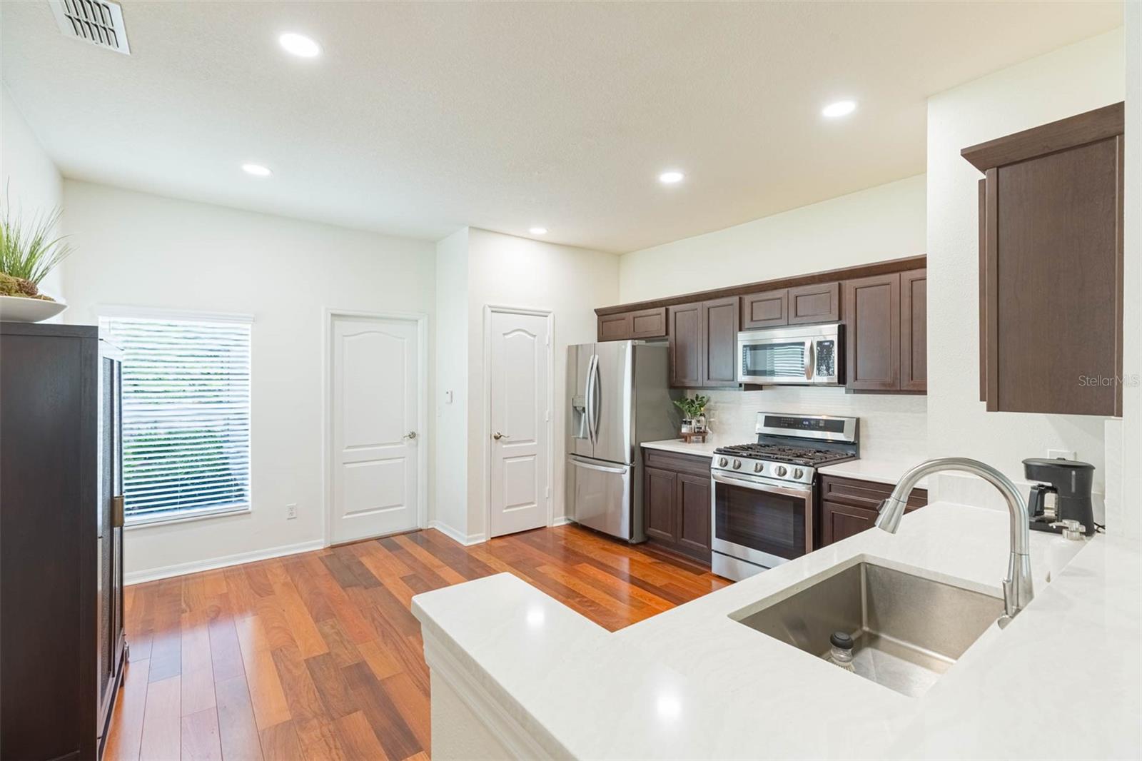 Listing photo id 8 for 20403 Sultana Court