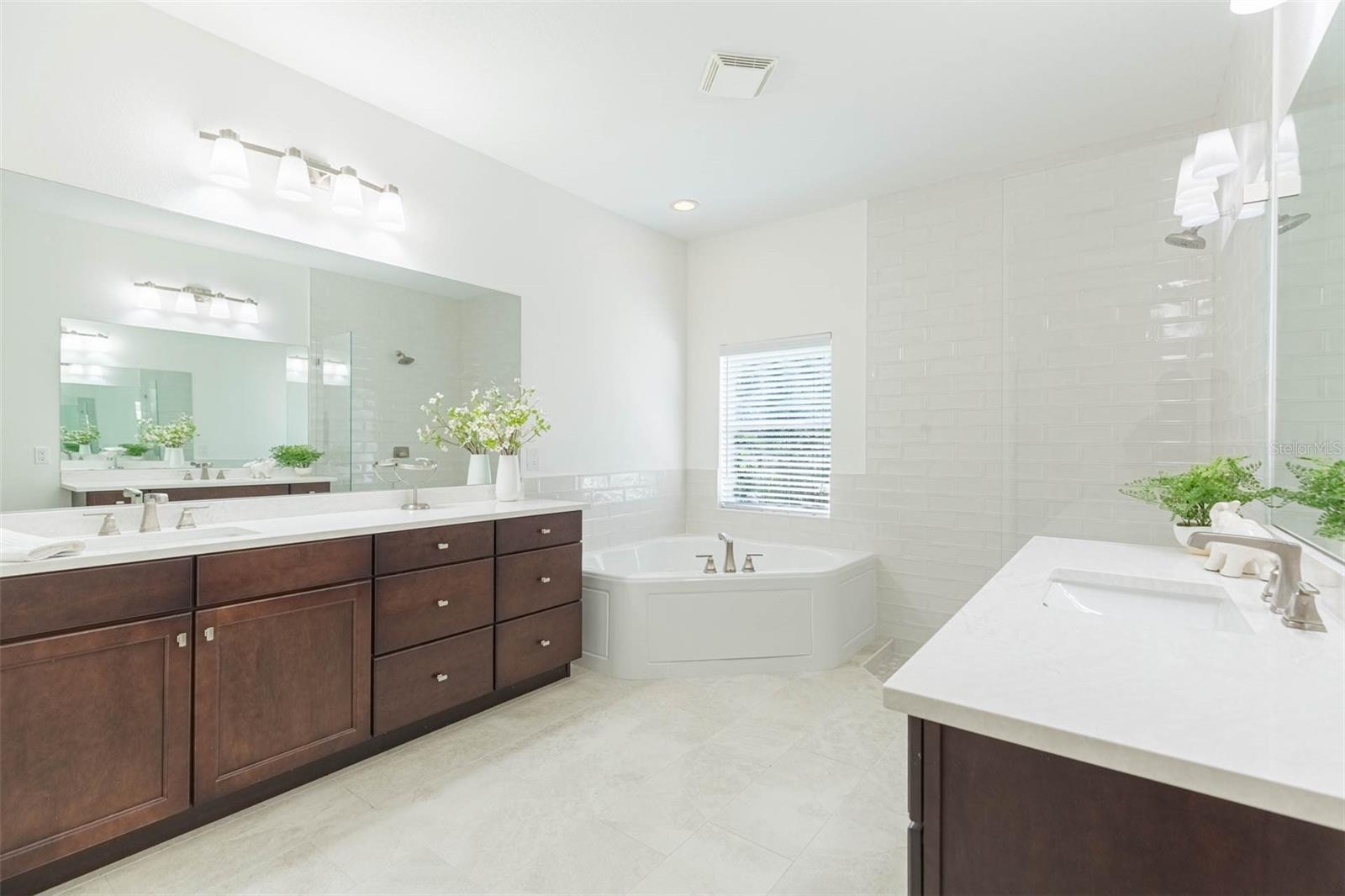 Listing photo id 15 for 20403 Sultana Court