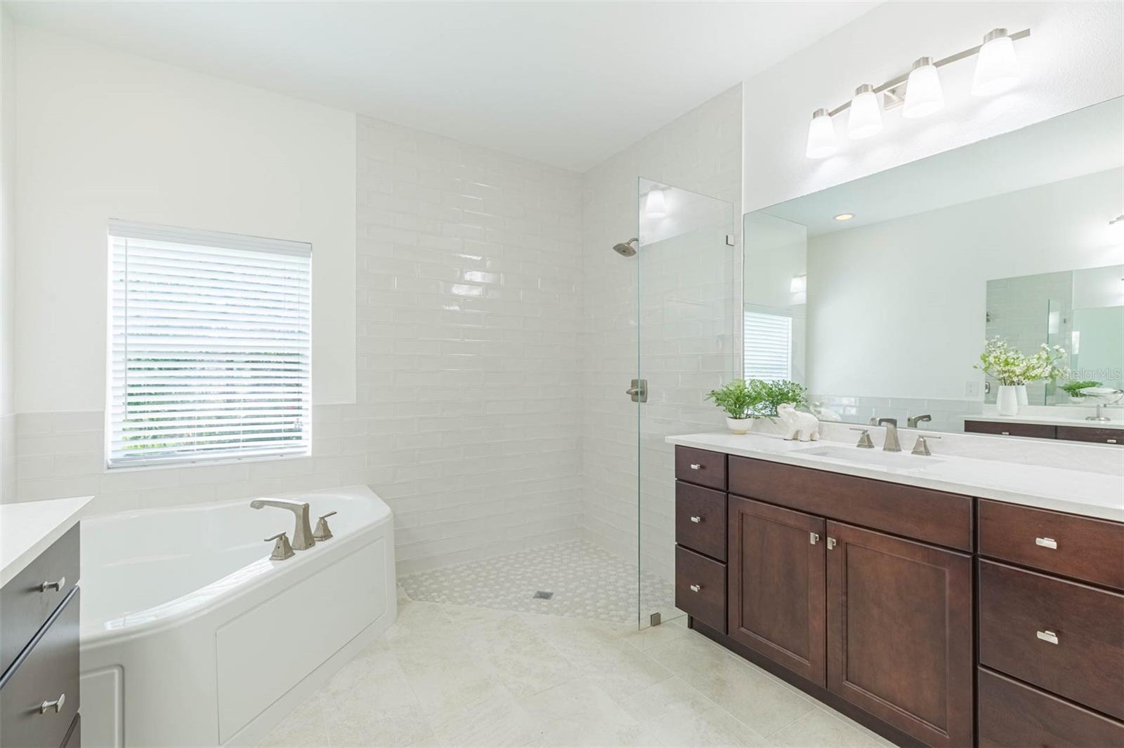 Listing photo id 16 for 20403 Sultana Court