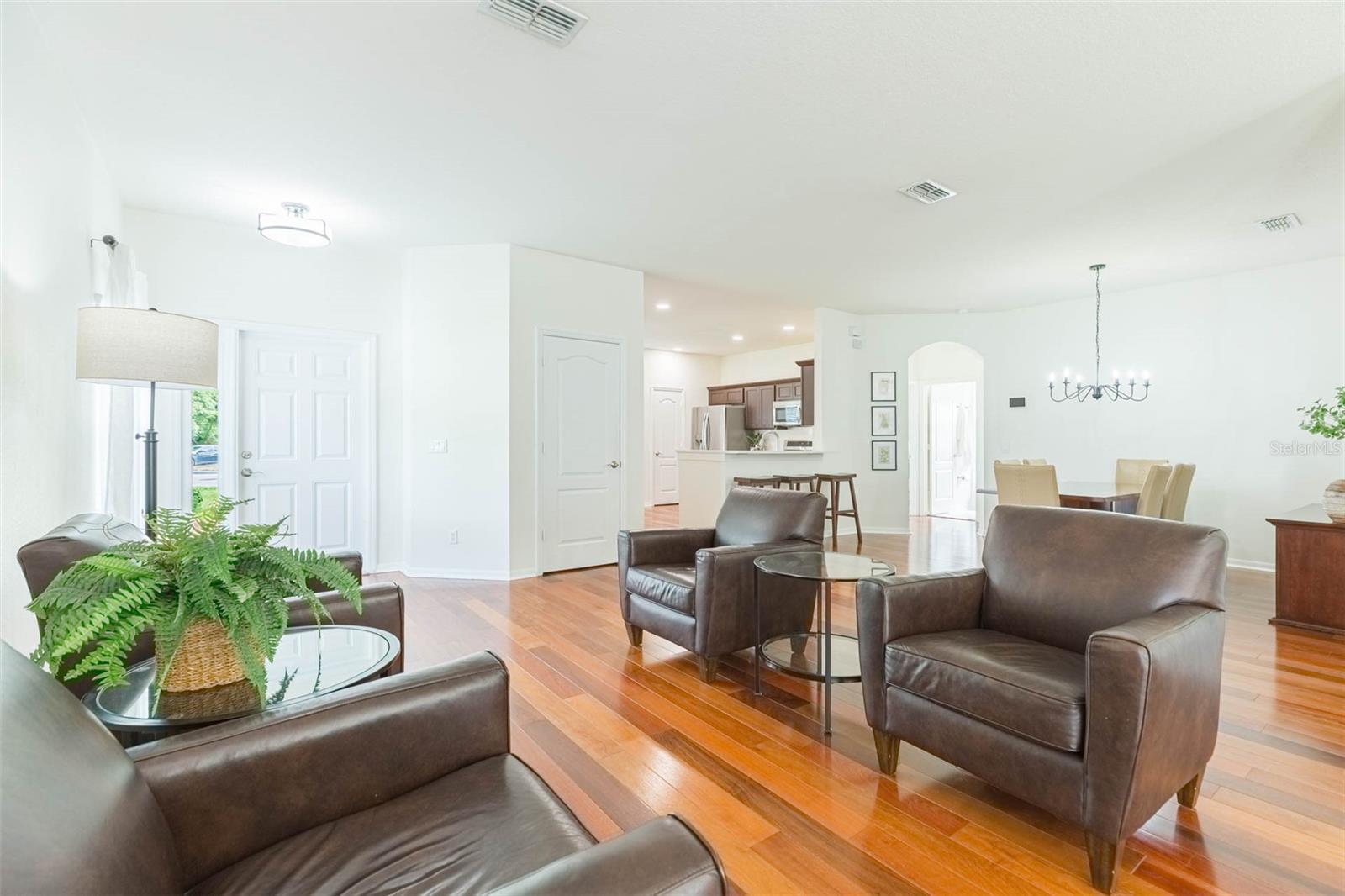 Listing photo id 2 for 20403 Sultana Court