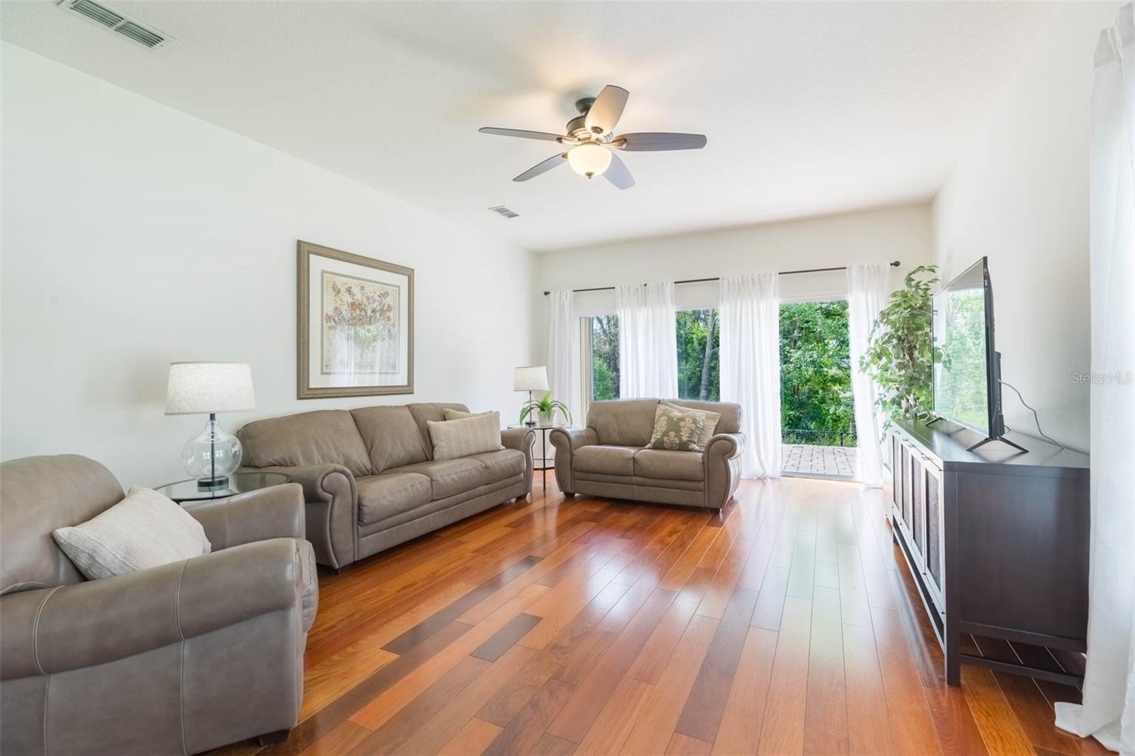 Listing photo id 3 for 20403 Sultana Court