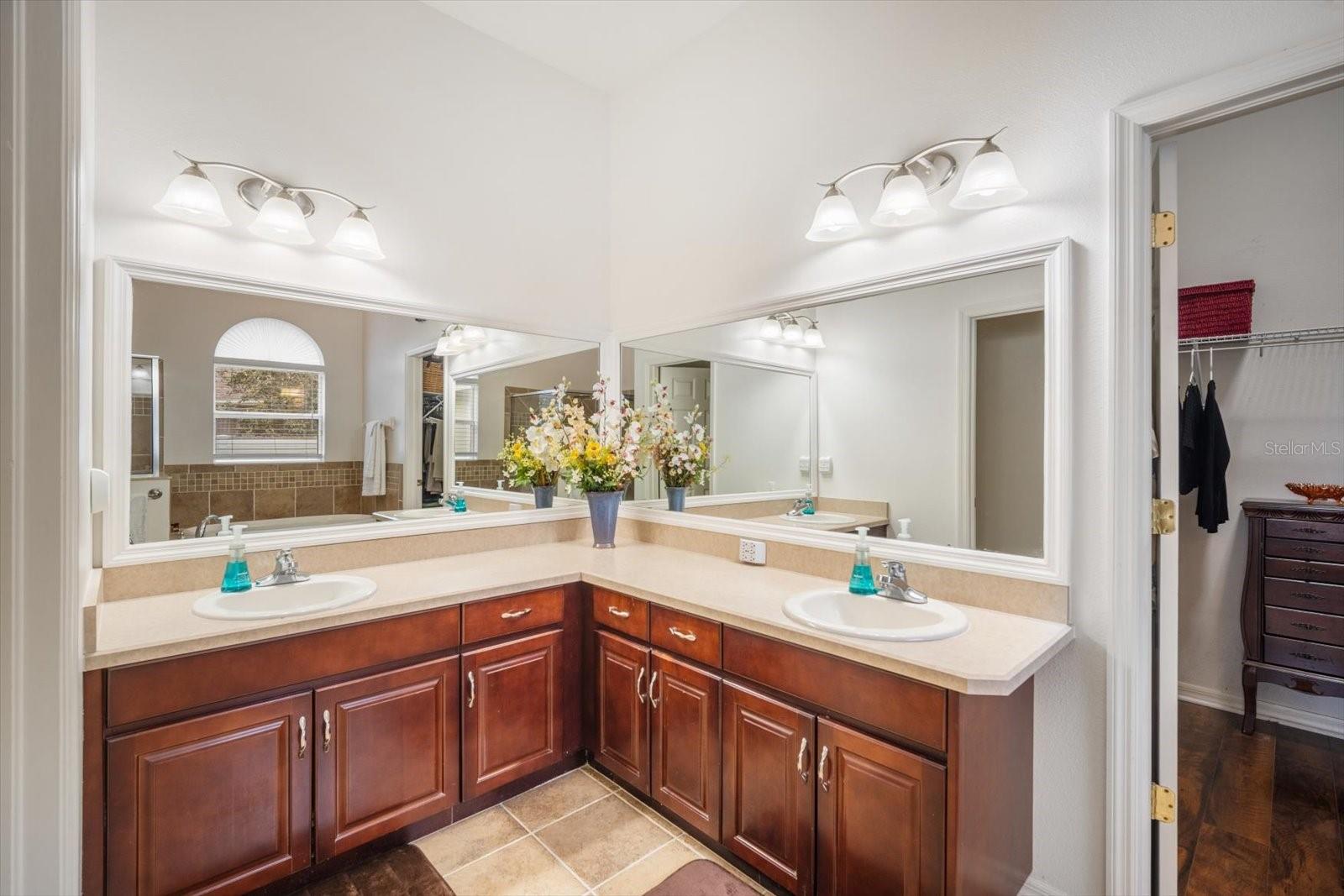 Listing photo id 11 for 10709 Rockledge View Drive