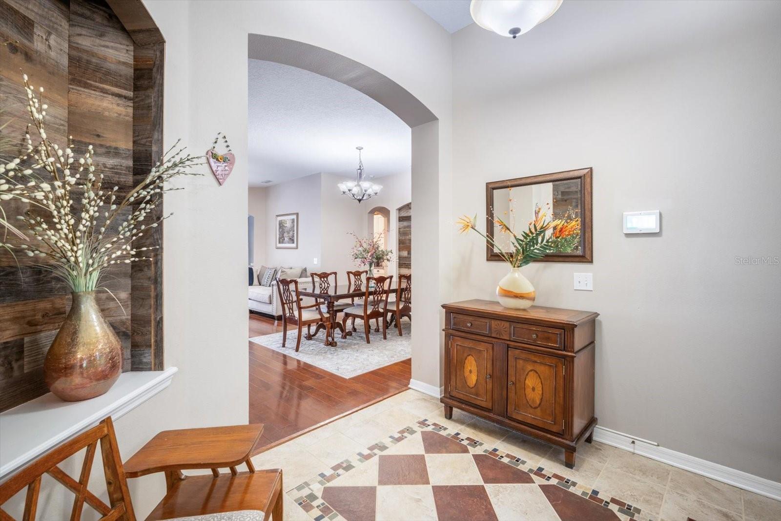 Listing photo id 2 for 10709 Rockledge View Drive