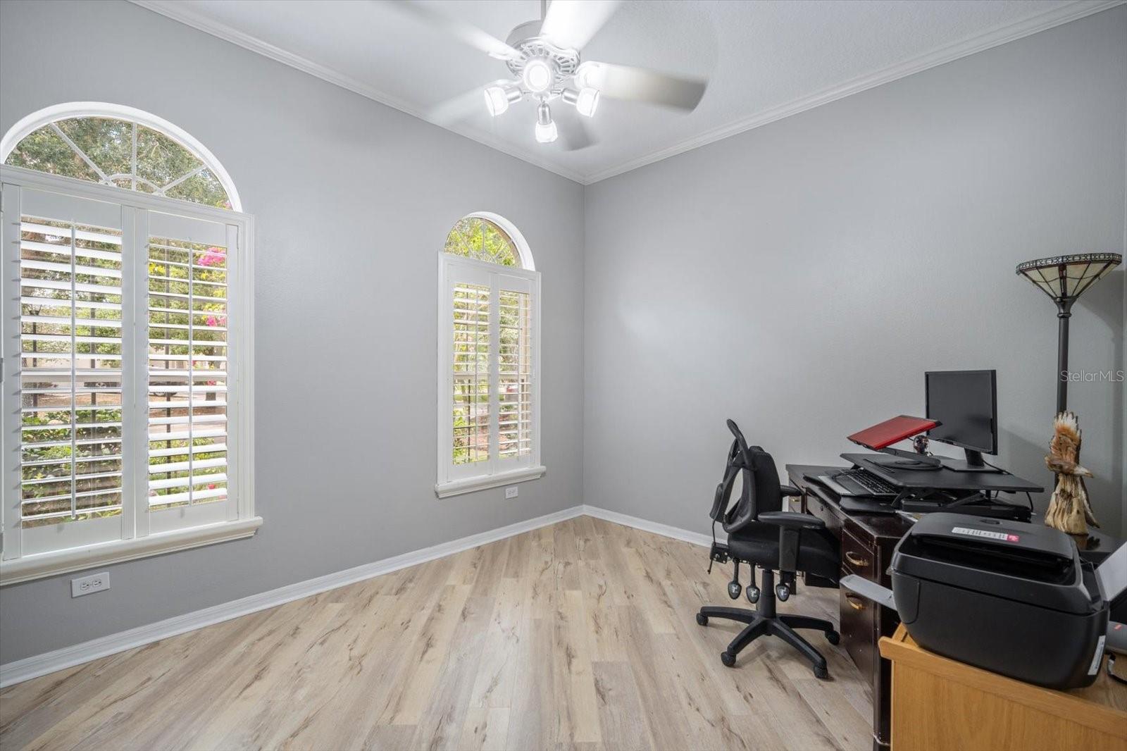 Listing photo id 3 for 10709 Rockledge View Drive