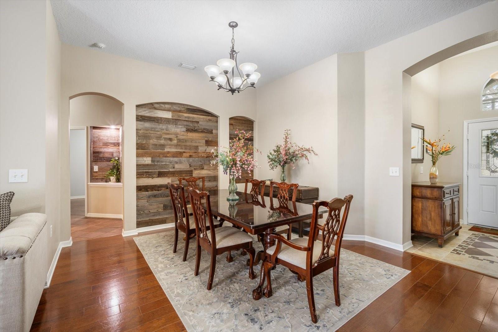 Listing photo id 4 for 10709 Rockledge View Drive