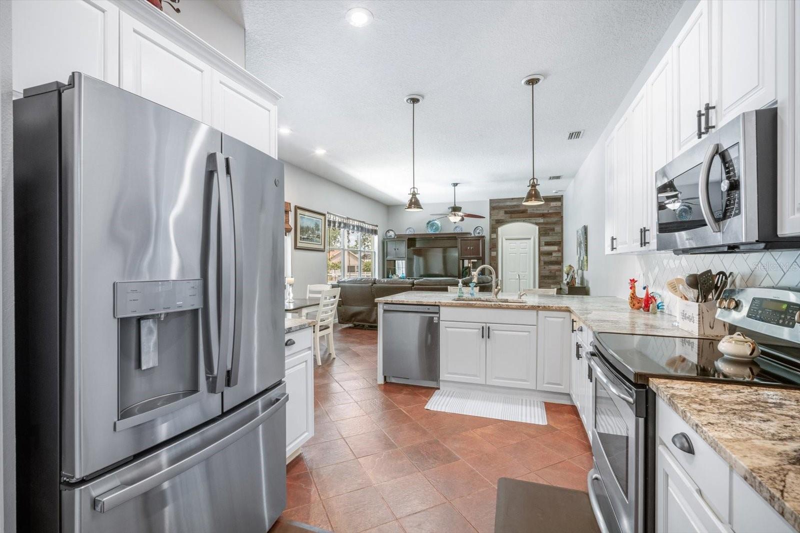 Listing photo id 7 for 10709 Rockledge View Drive