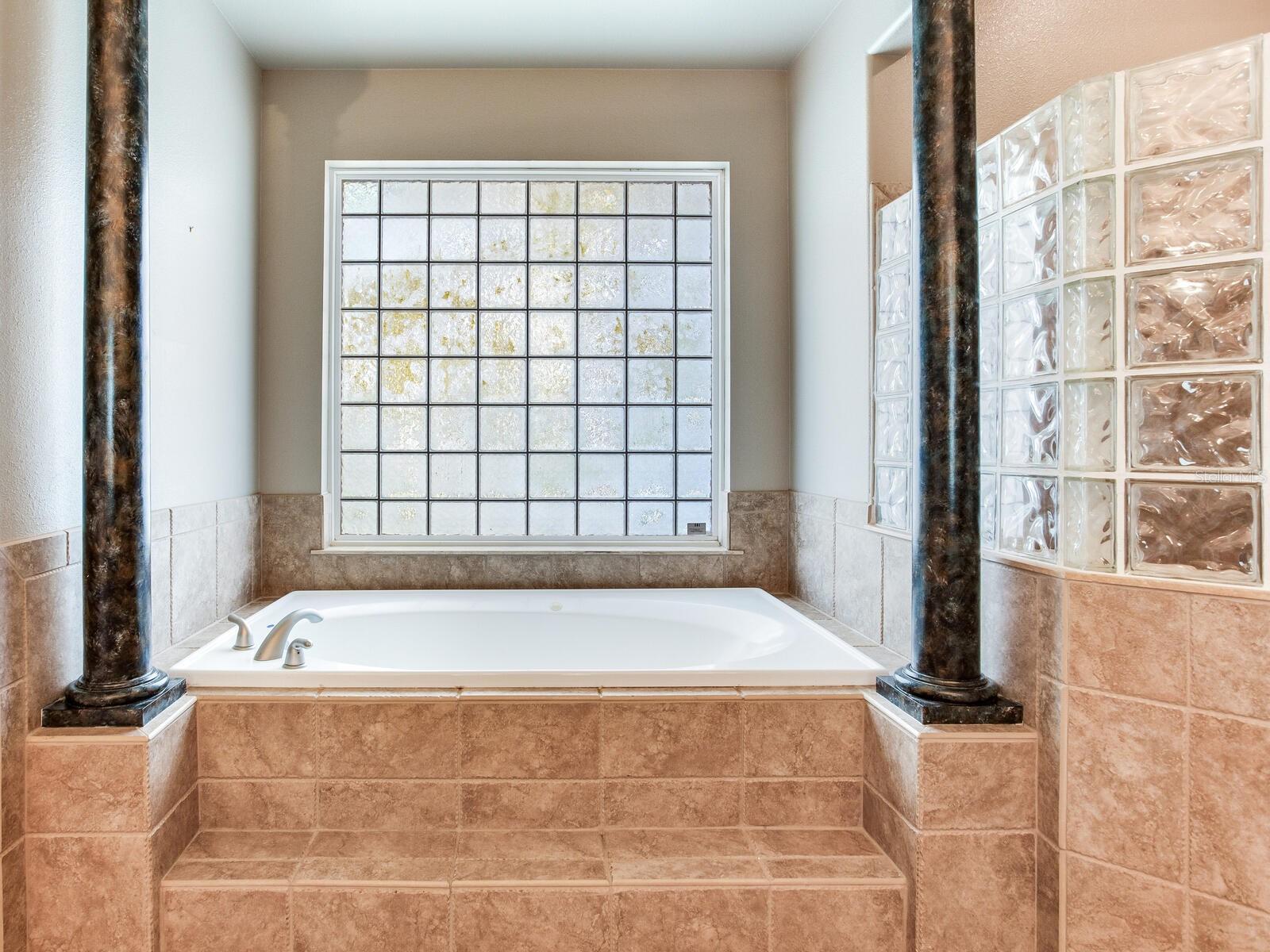 Listing photo id 32 for 10504 Echo Lake Drive