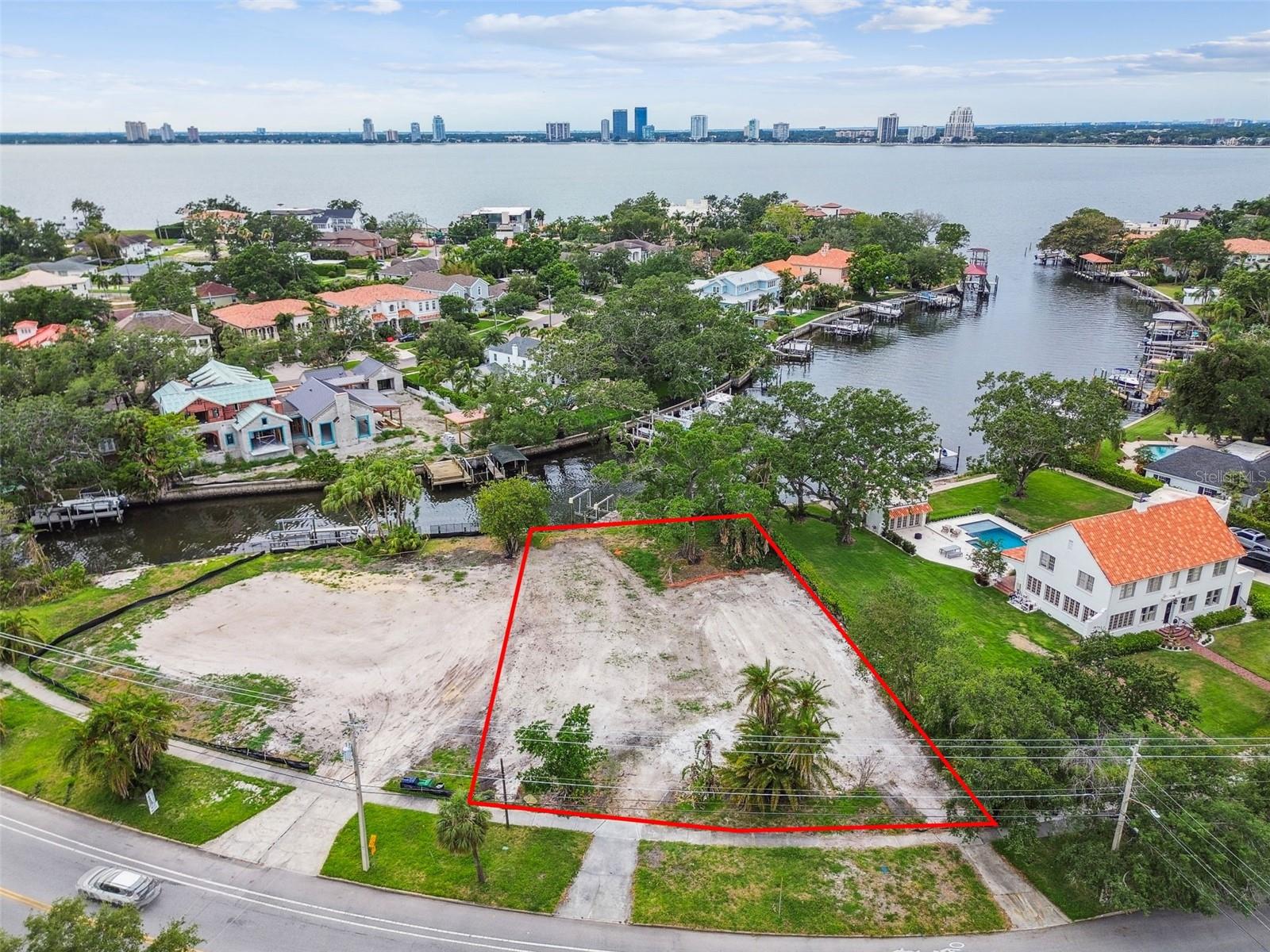 Listing photo id 0 for 424 Davis Boulevard