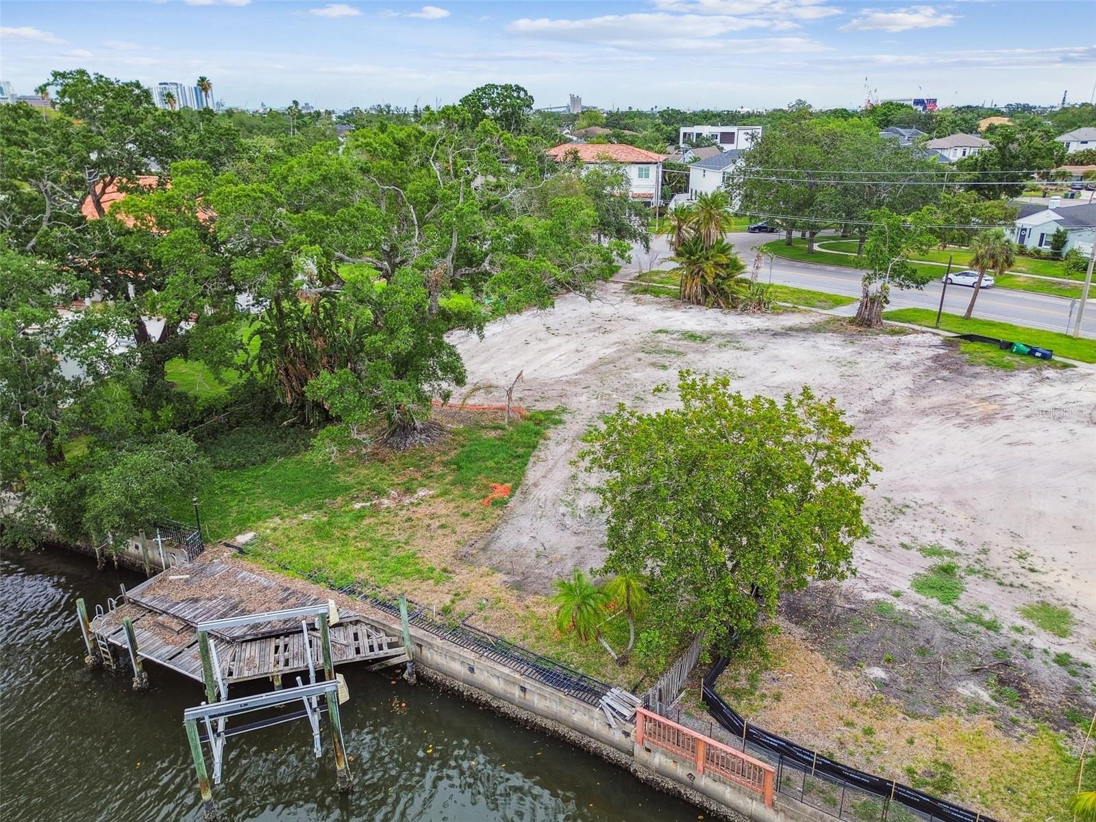 Listing photo id 4 for 424 Davis Boulevard
