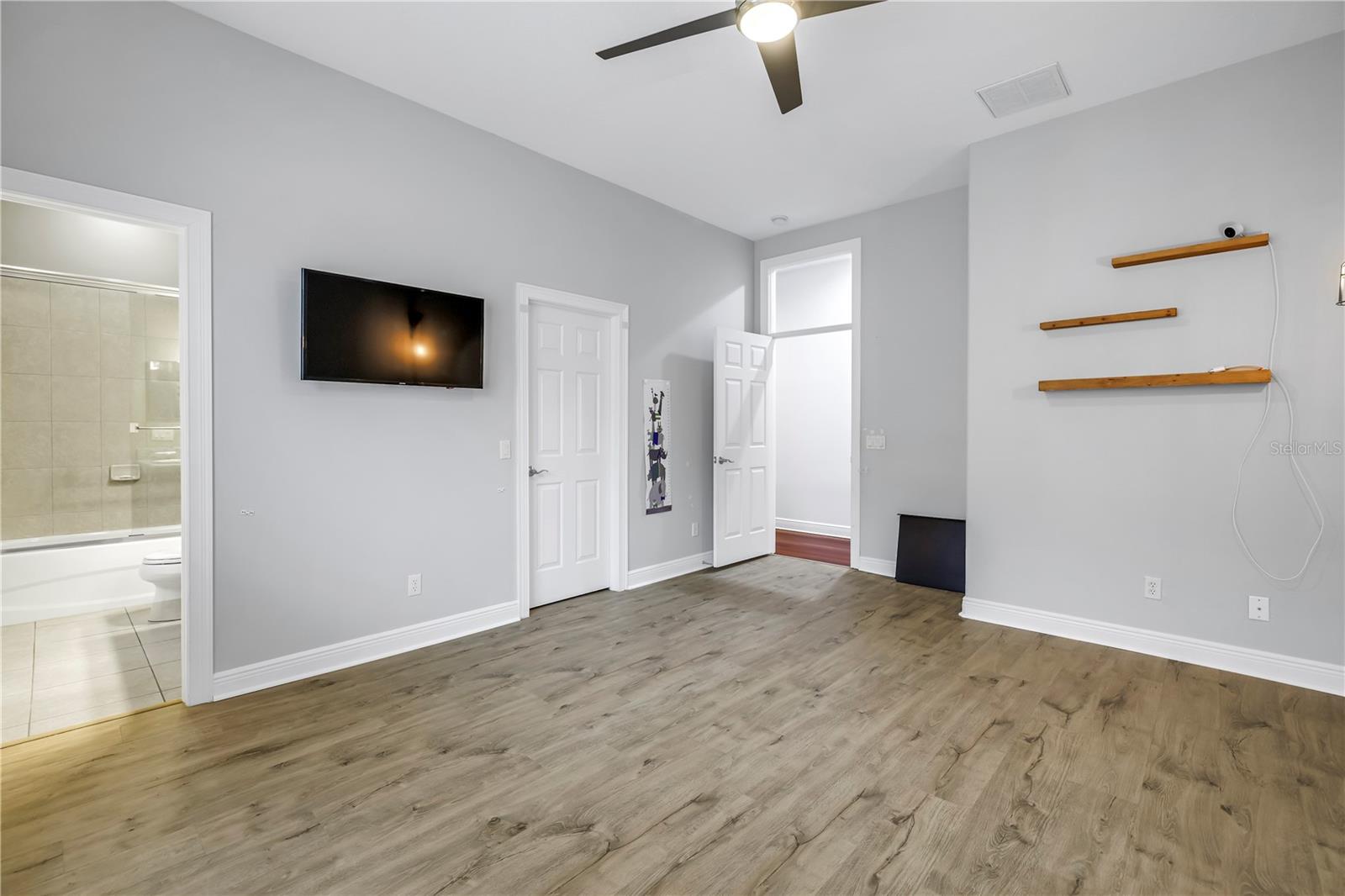 Image 32 of 47 For 651 Saxony Boulevard