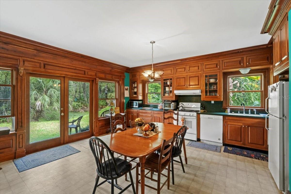 Listing photo id 9 for 15012 301 Highway