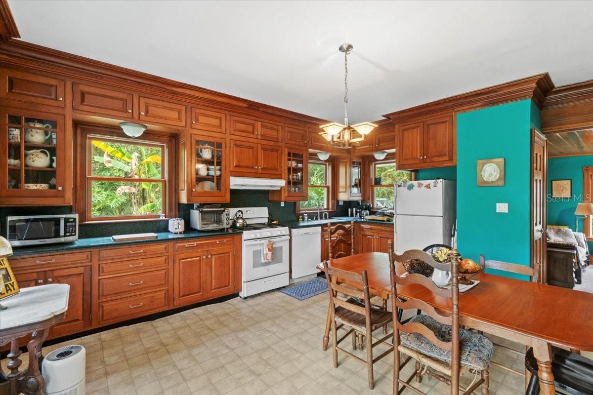 Listing photo id 11 for 15012 301 Highway