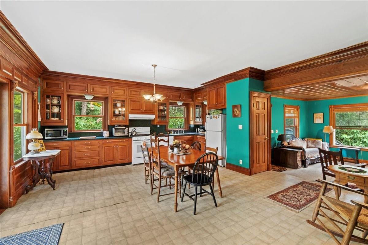 Listing photo id 12 for 15012 301 Highway