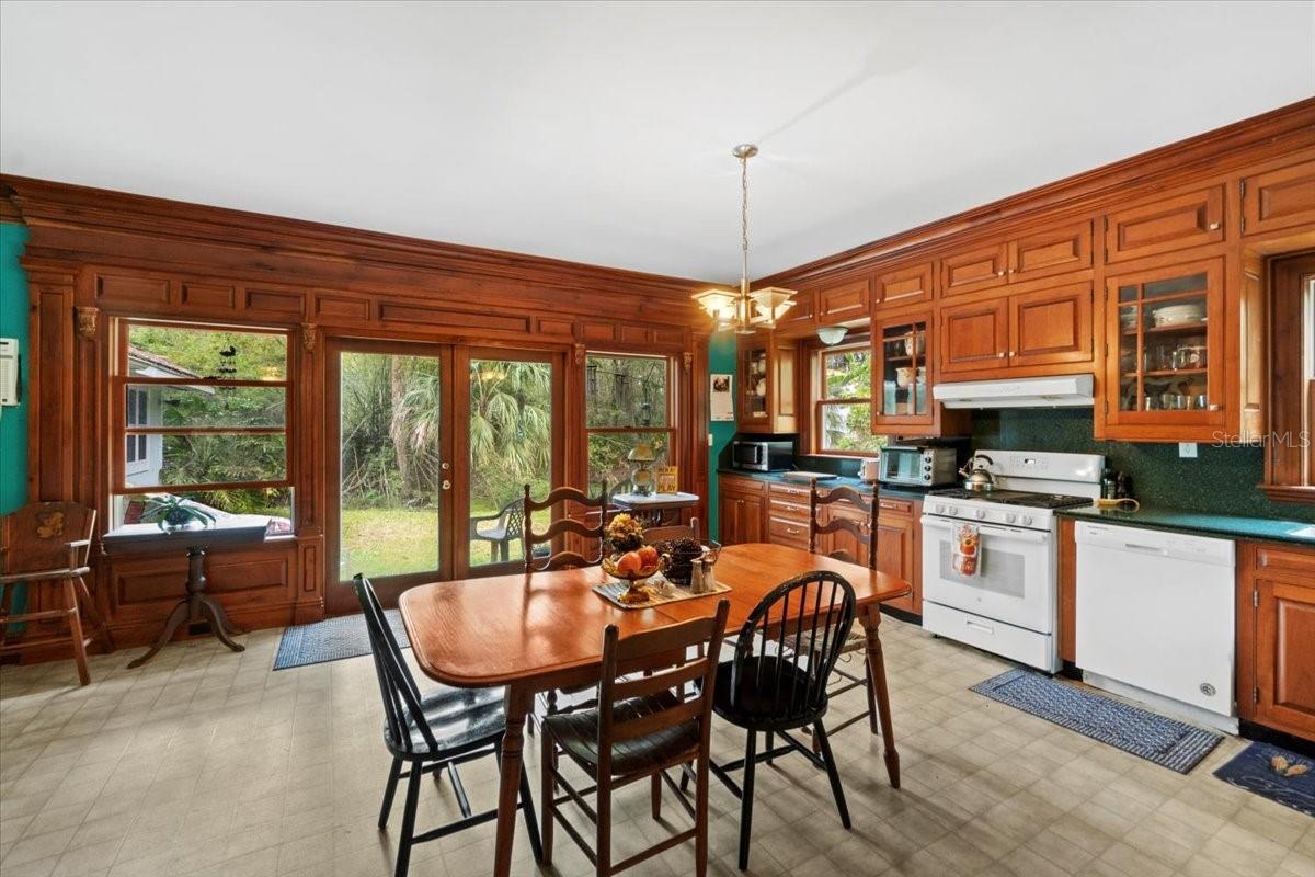 Listing photo id 13 for 15012 301 Highway