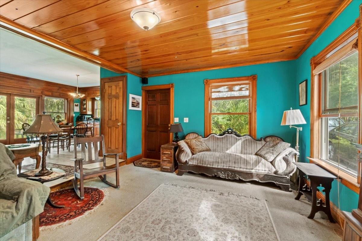 Listing photo id 4 for 15012 301 Highway