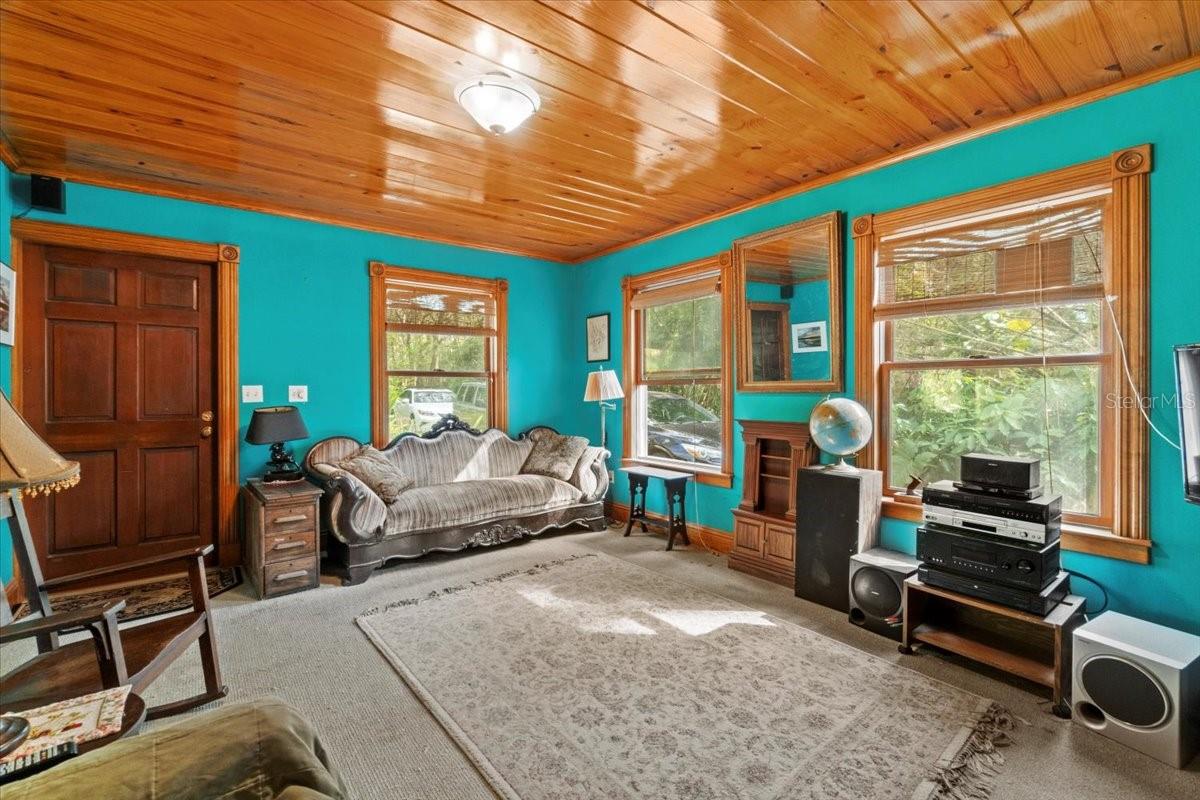 Listing photo id 5 for 15012 301 Highway