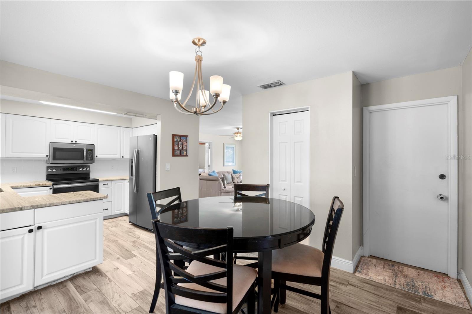 Listing photo id 13 for 6006 114th Terrace N