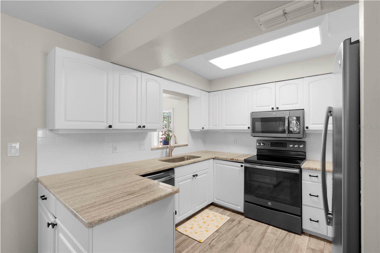 Listing photo id 15 for 6006 114th Terrace N