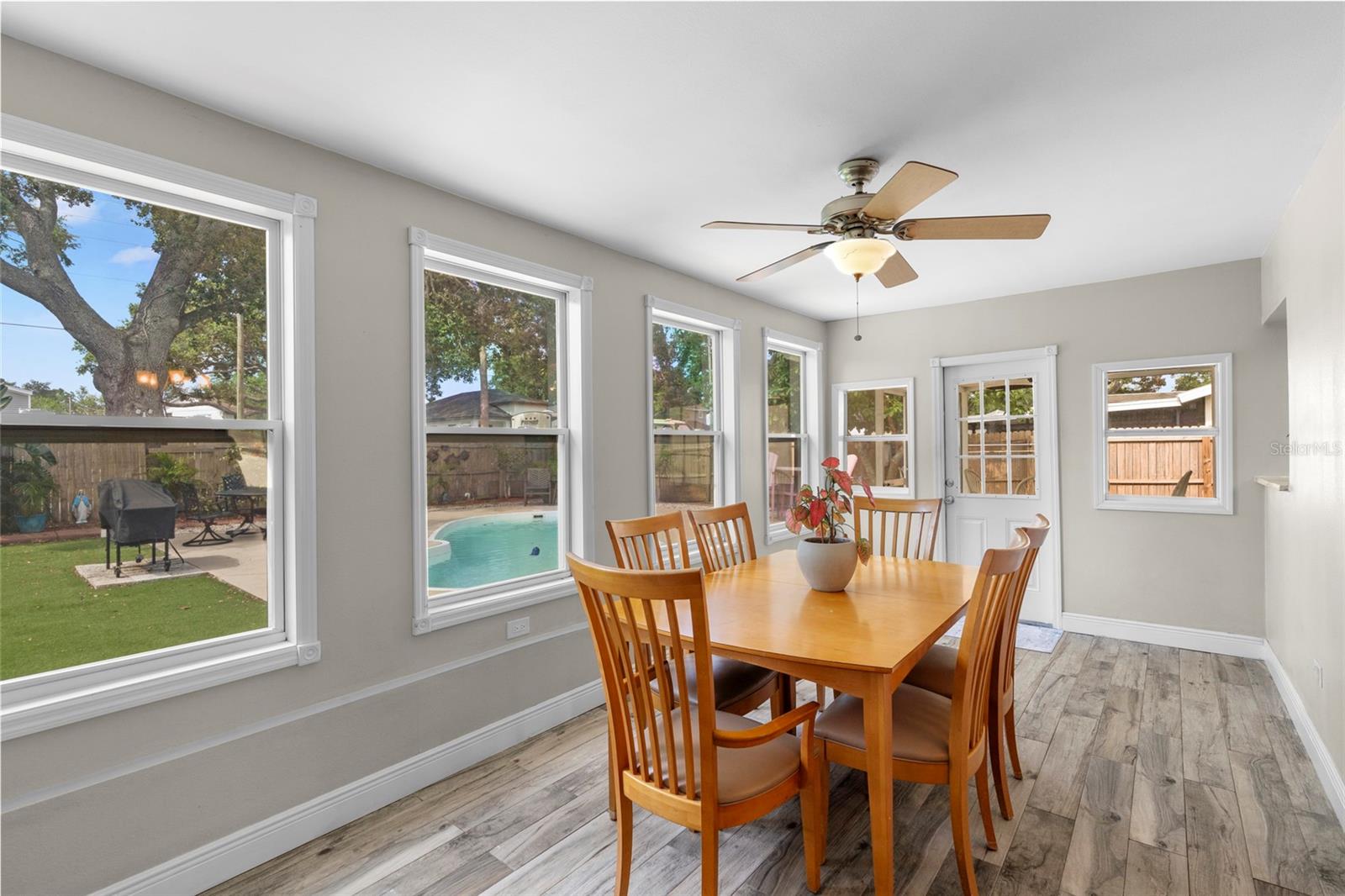 Listing photo id 16 for 6006 114th Terrace N