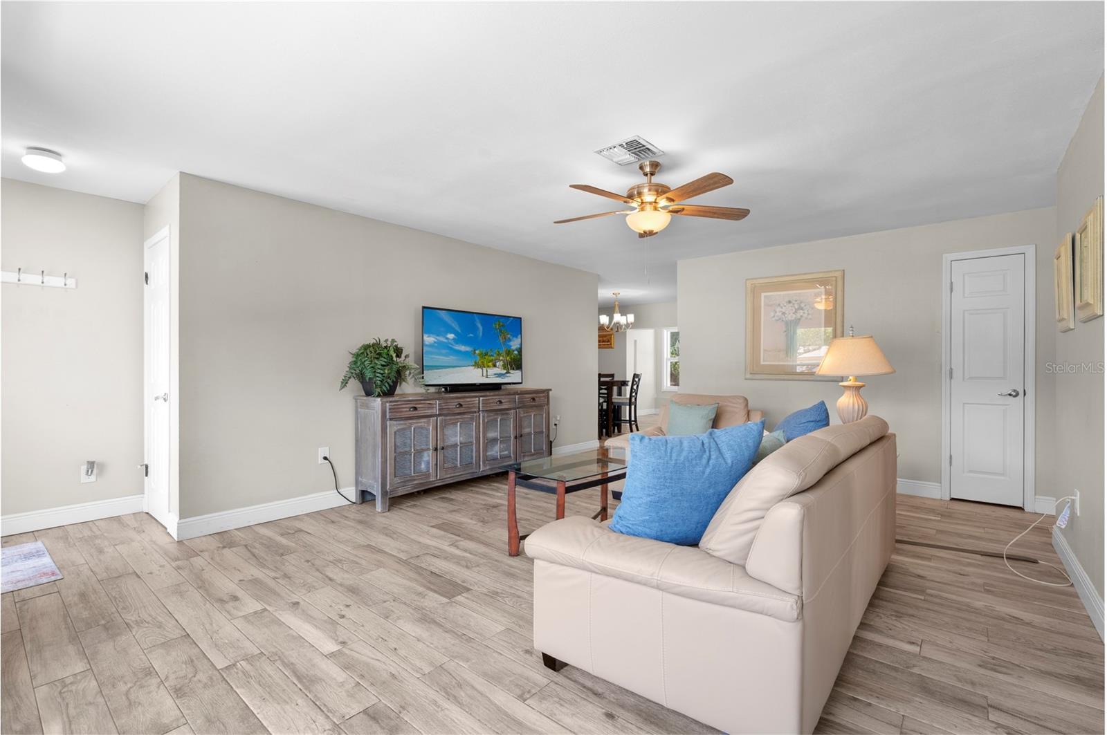 Listing photo id 2 for 6006 114th Terrace N