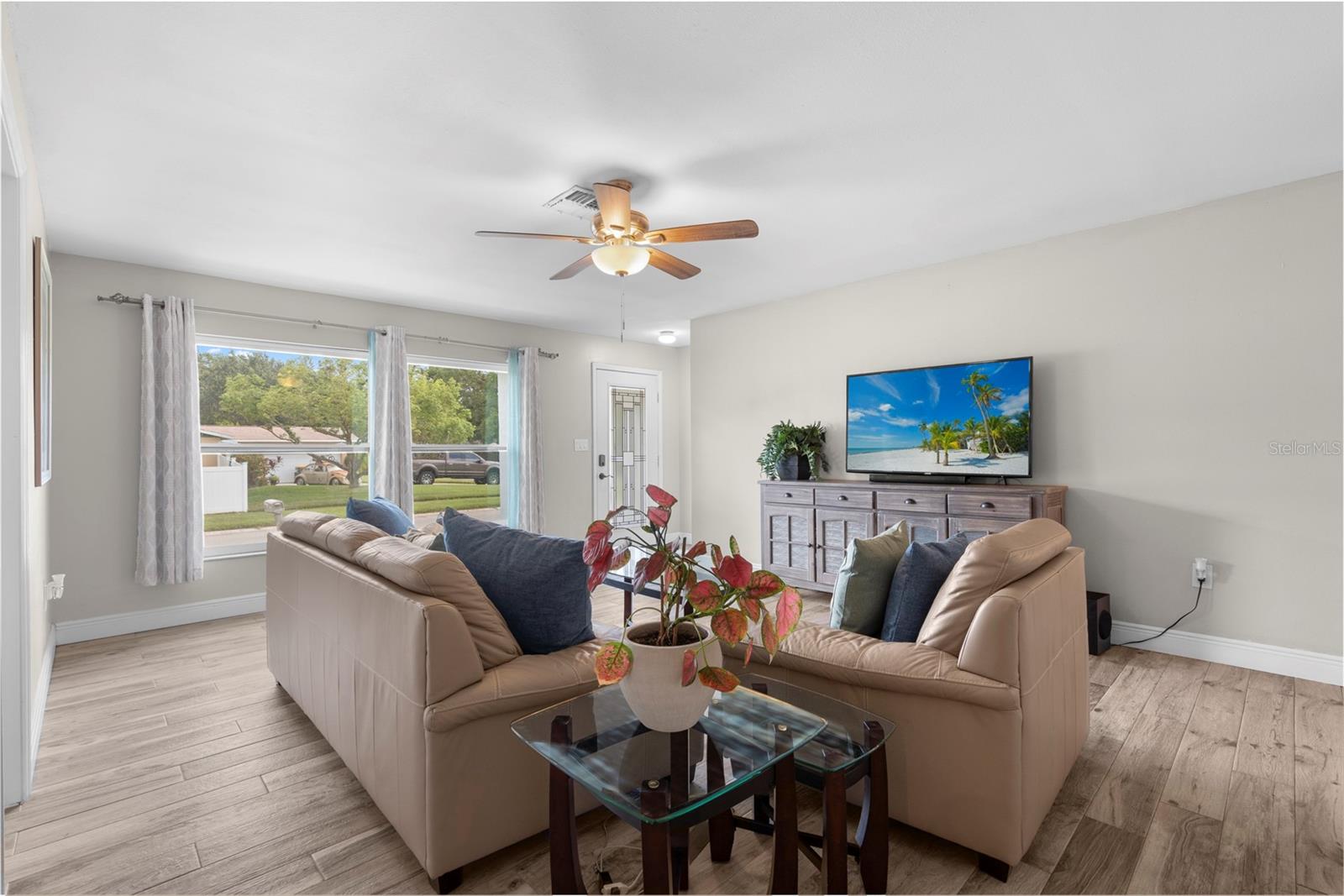 Listing photo id 3 for 6006 114th Terrace N