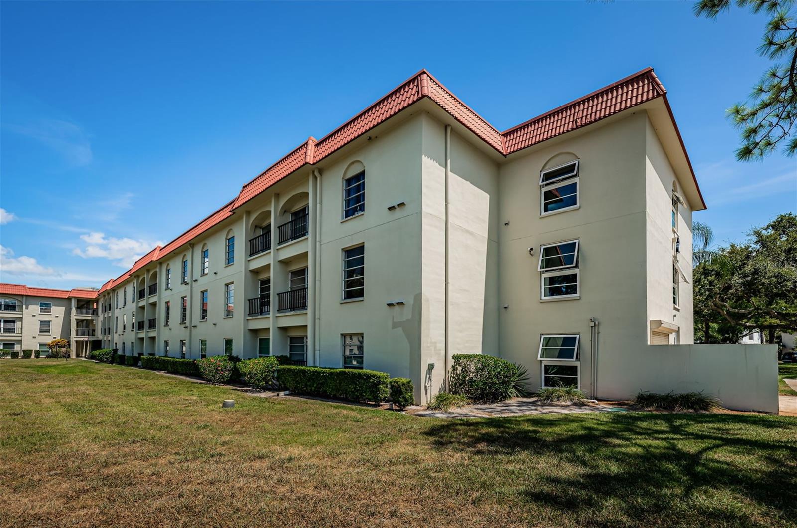 Image 30 of 51 For 2700 Bayshore Boulevard 2110