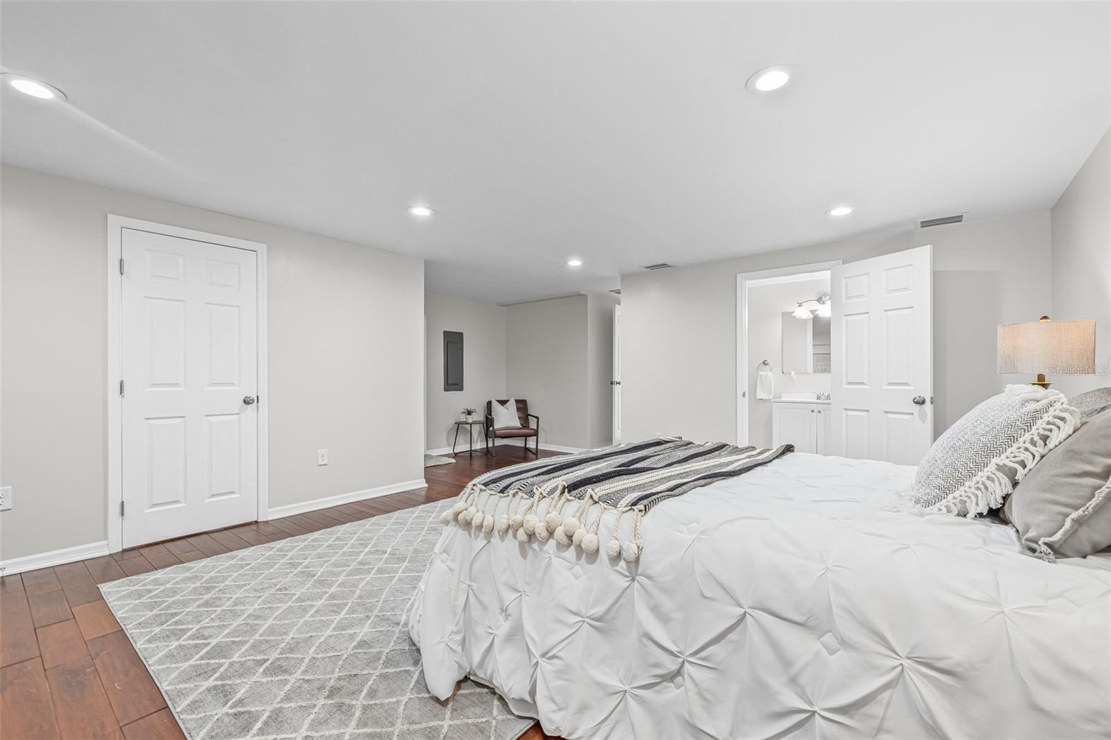 Listing photo id 18 for 812 60th Street S