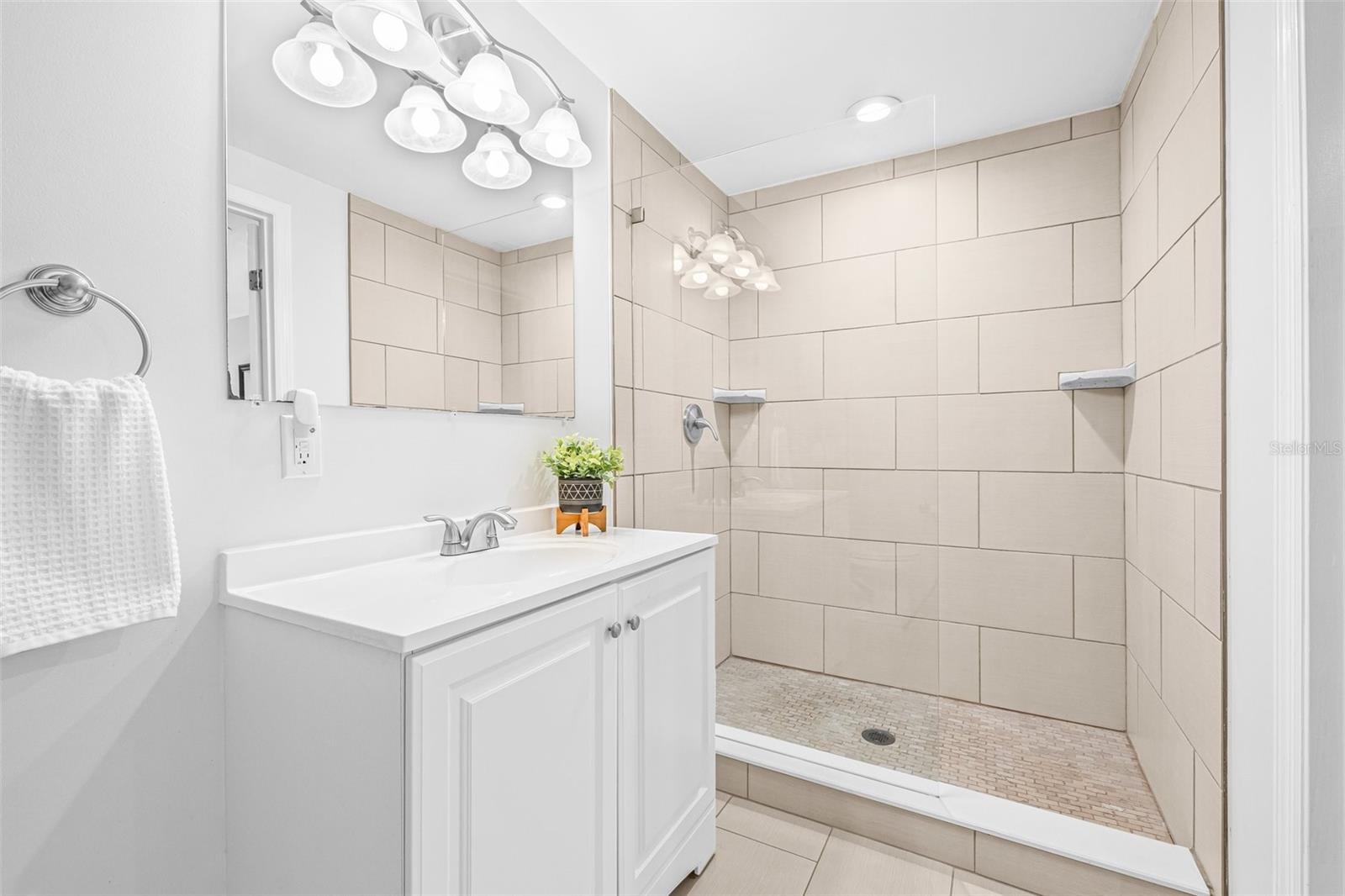 Listing photo id 23 for 812 60th Street S