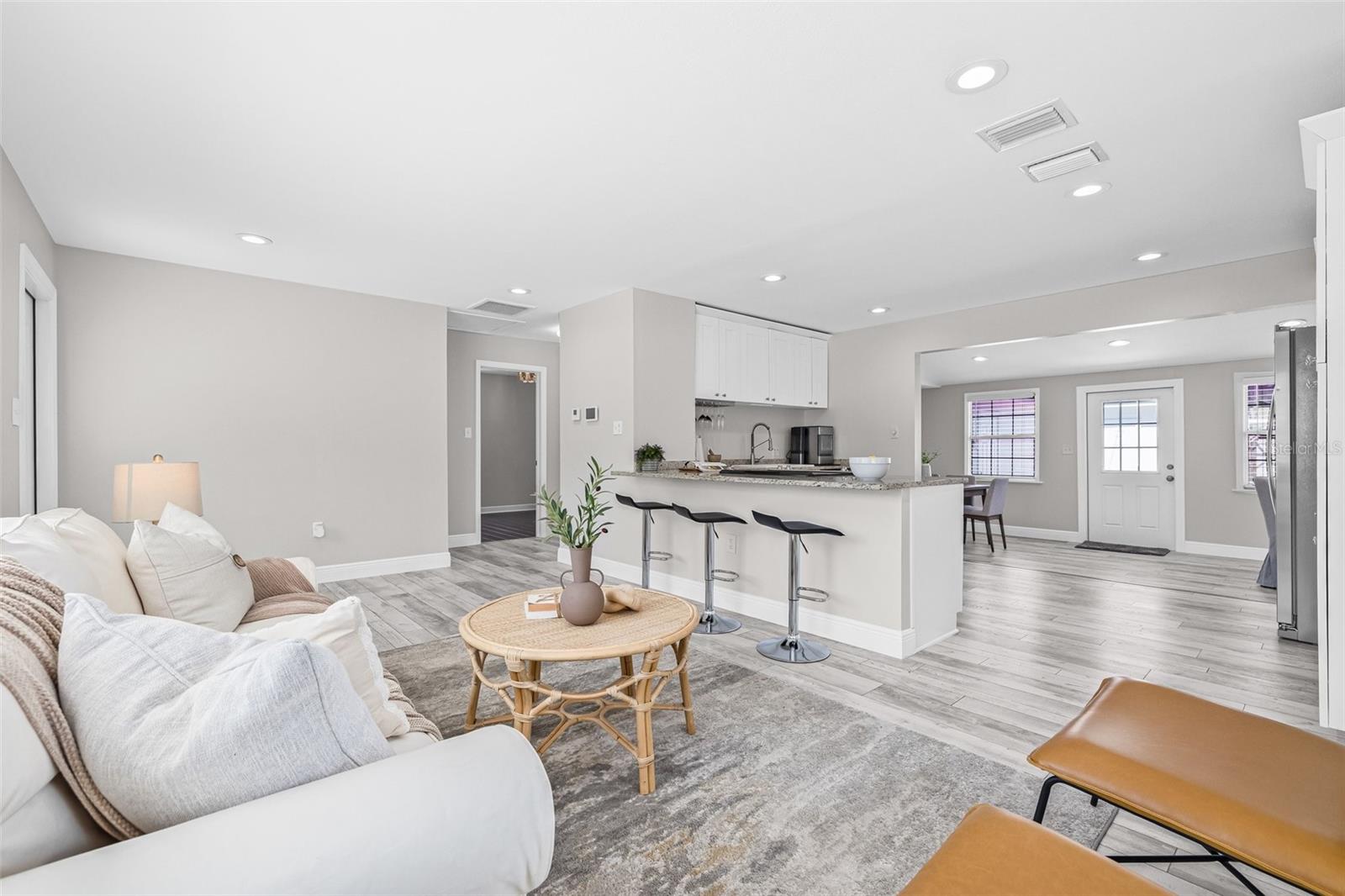 Listing photo id 7 for 812 60th Street S