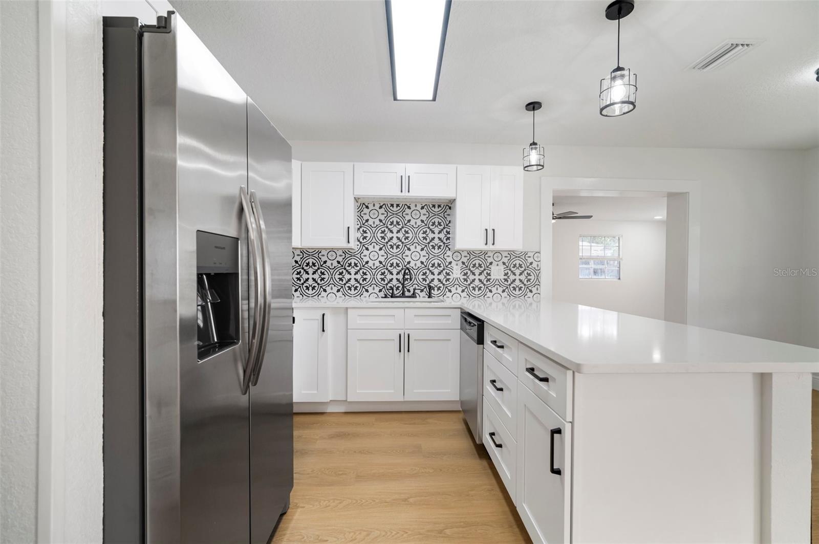 Listing photo id 8 for 5405 Sellas Street