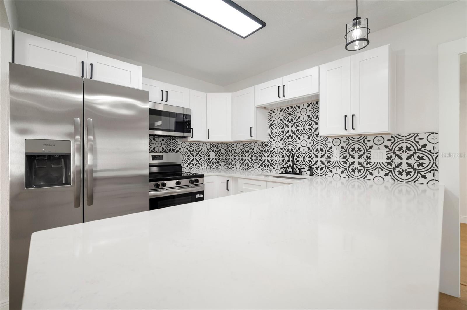 Listing photo id 9 for 5405 Sellas Street