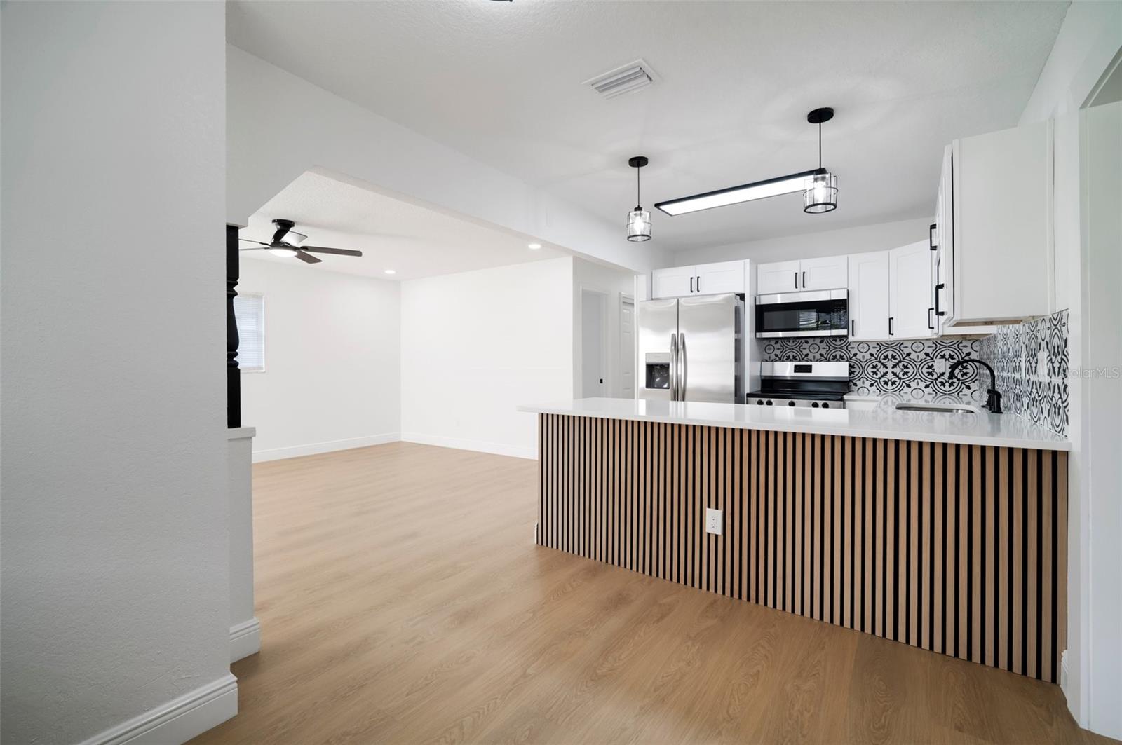 Listing photo id 10 for 5405 Sellas Street