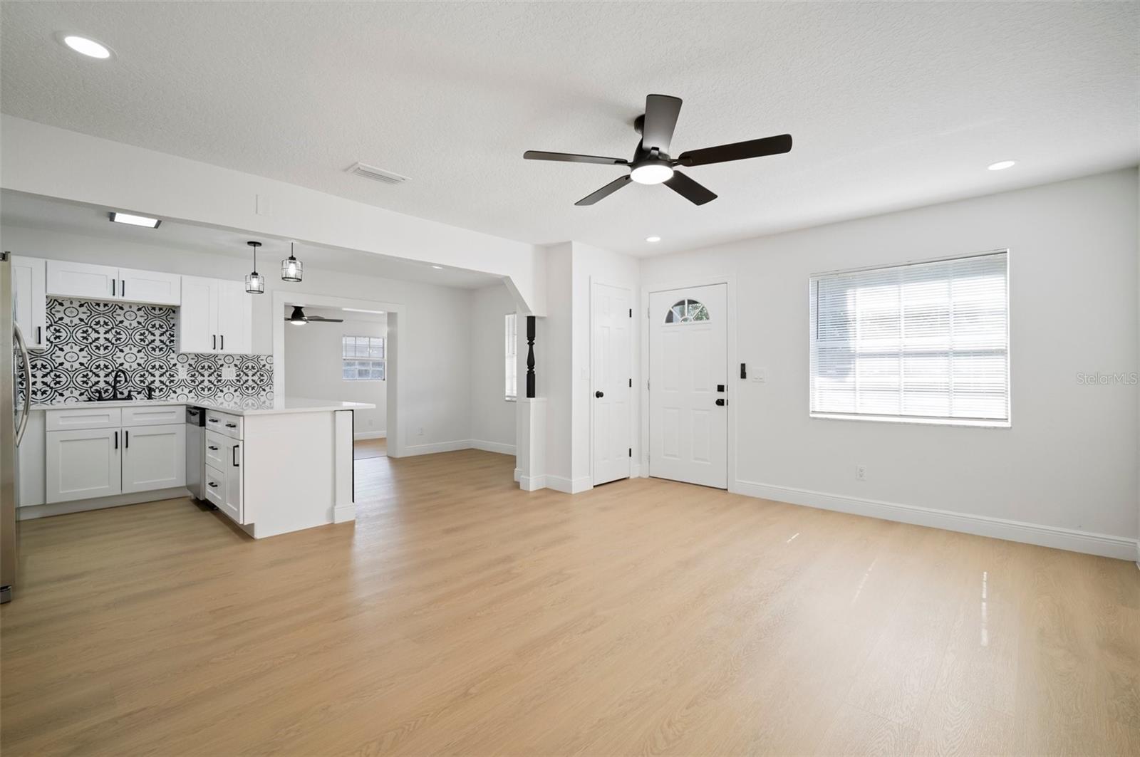 Listing photo id 11 for 5405 Sellas Street