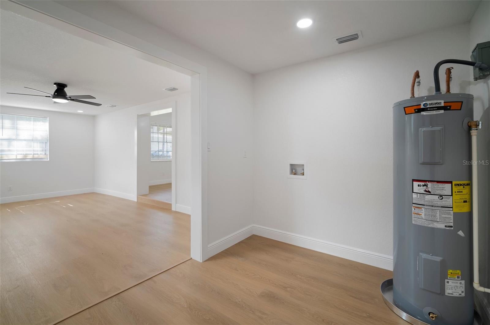 Listing photo id 12 for 5405 Sellas Street