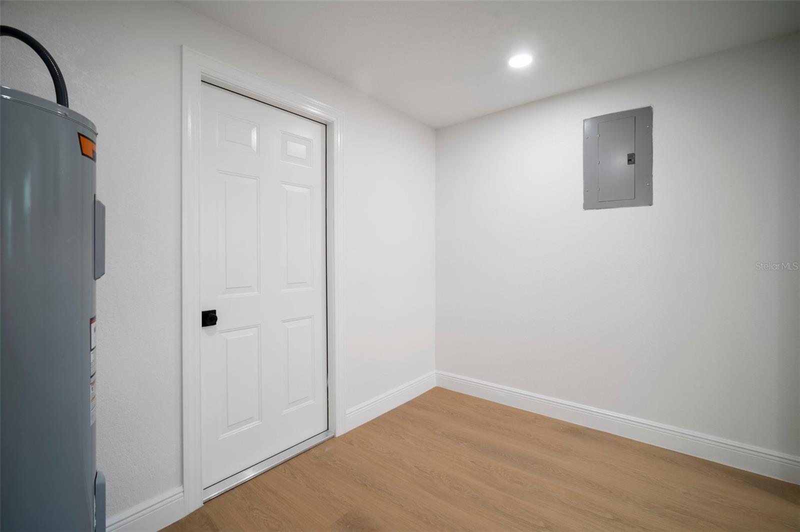 Listing photo id 13 for 5405 Sellas Street