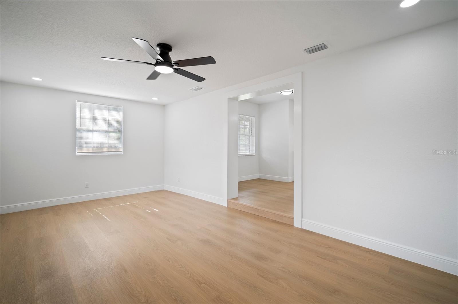Listing photo id 14 for 5405 Sellas Street