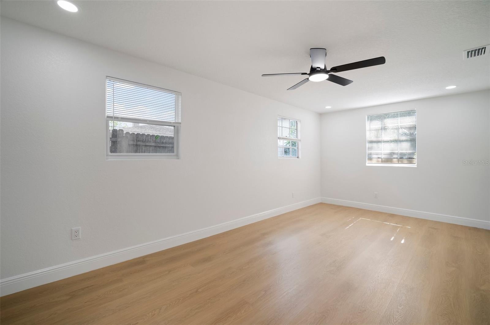 Listing photo id 15 for 5405 Sellas Street