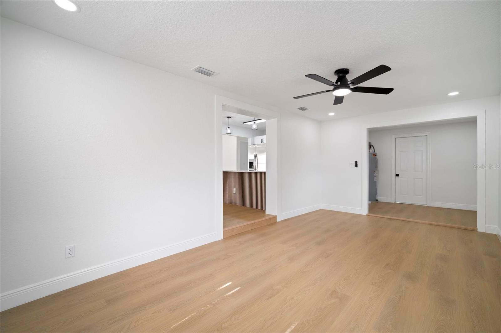 Listing photo id 16 for 5405 Sellas Street