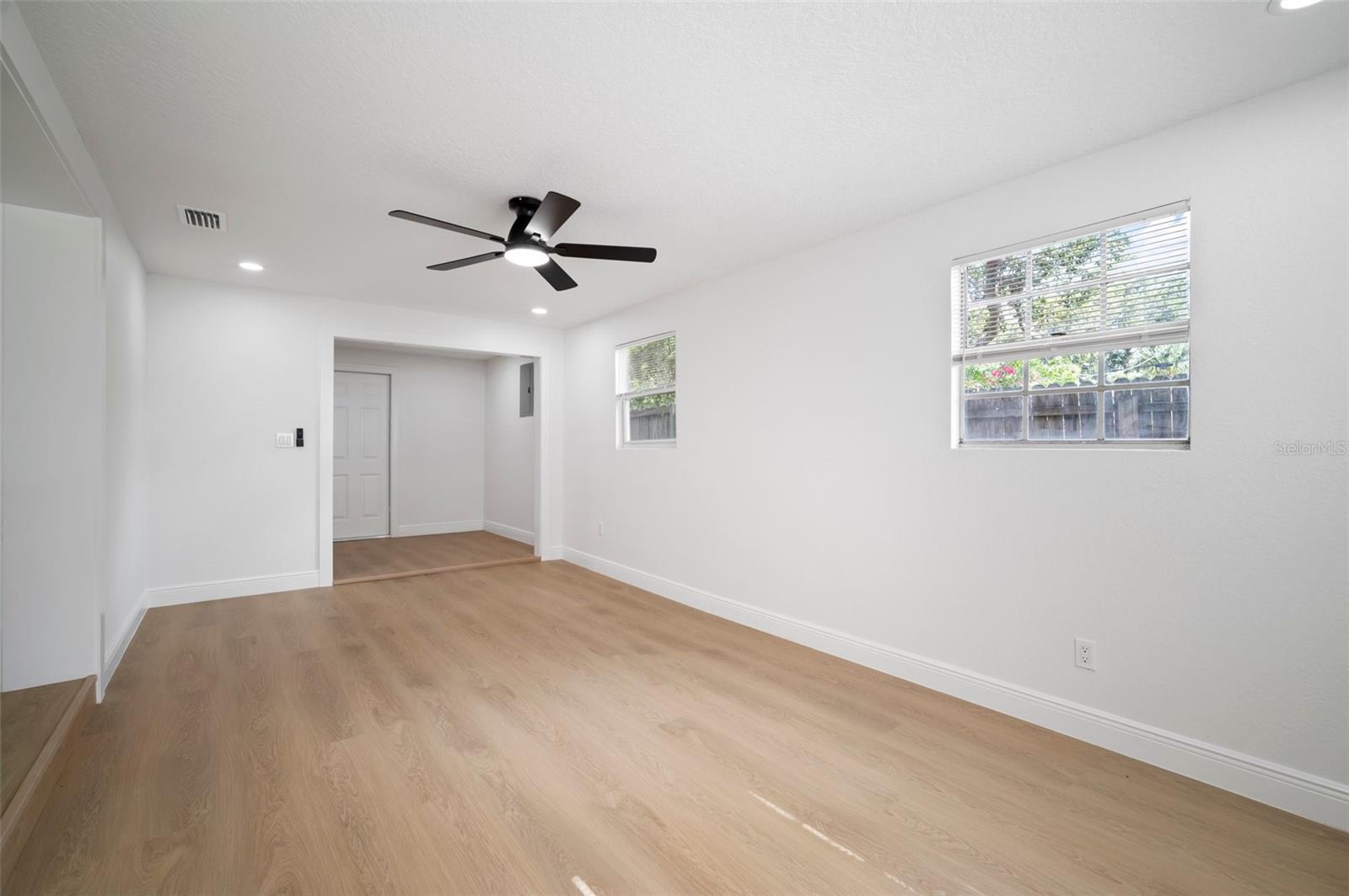 Listing photo id 17 for 5405 Sellas Street