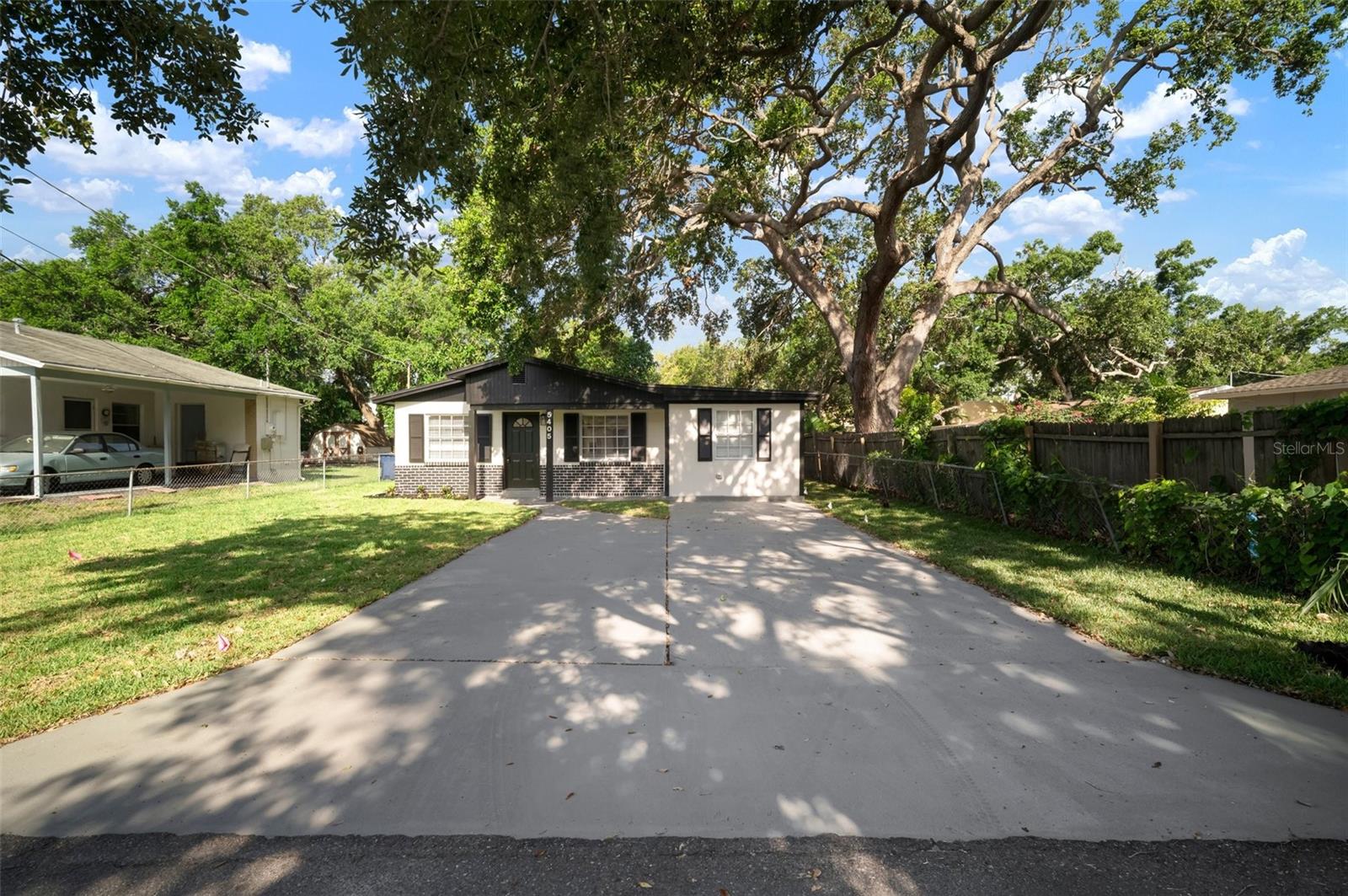 Listing photo id 0 for 5405 Sellas Street