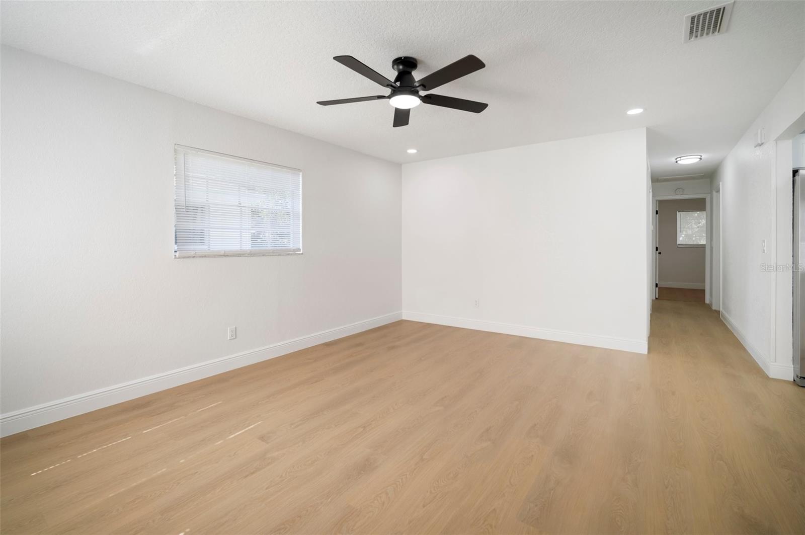 Listing photo id 20 for 5405 Sellas Street
