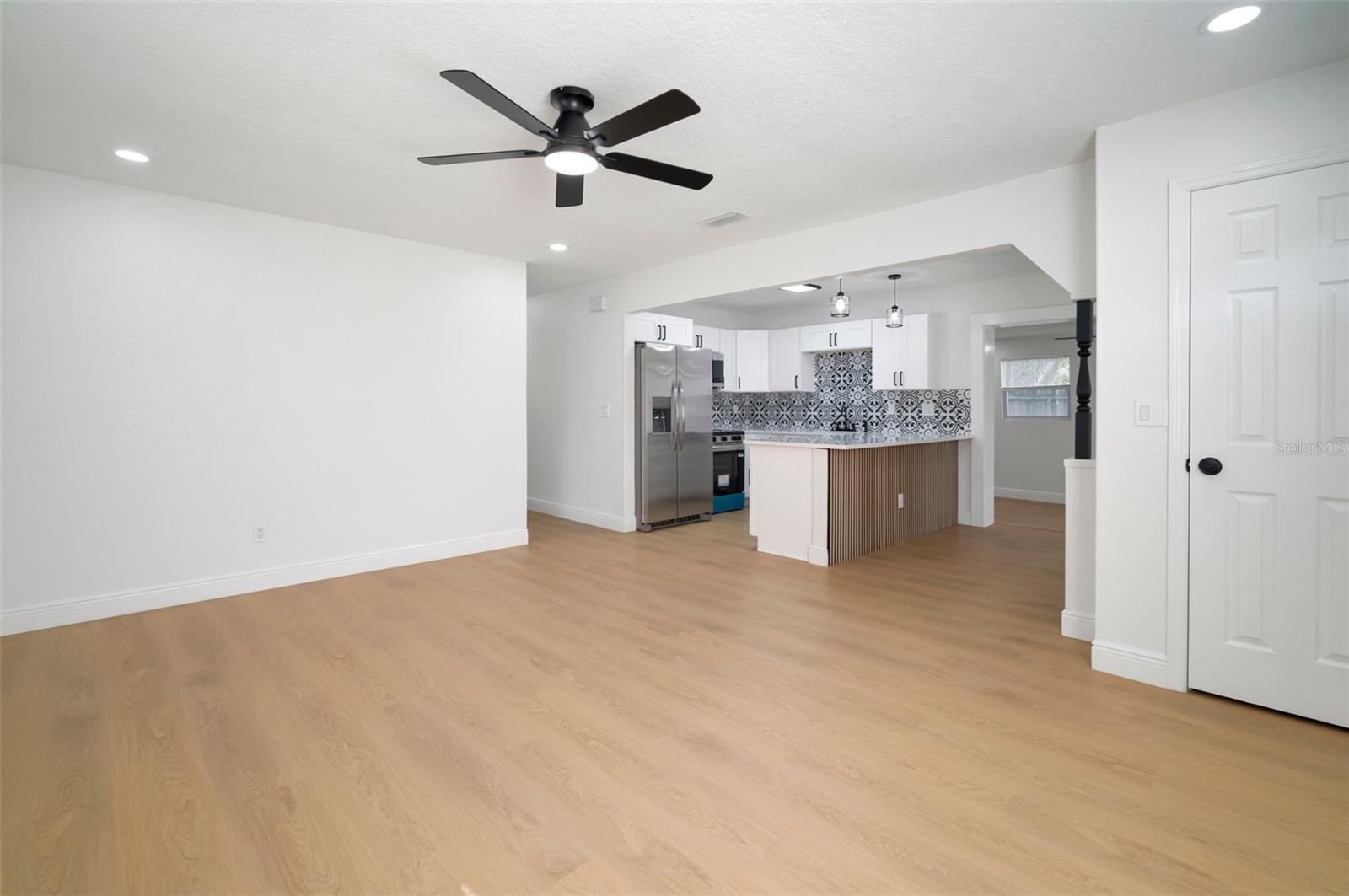 Listing photo id 21 for 5405 Sellas Street