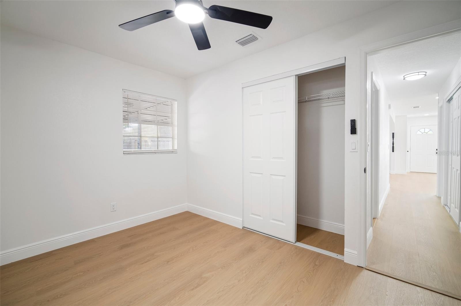 Listing photo id 23 for 5405 Sellas Street